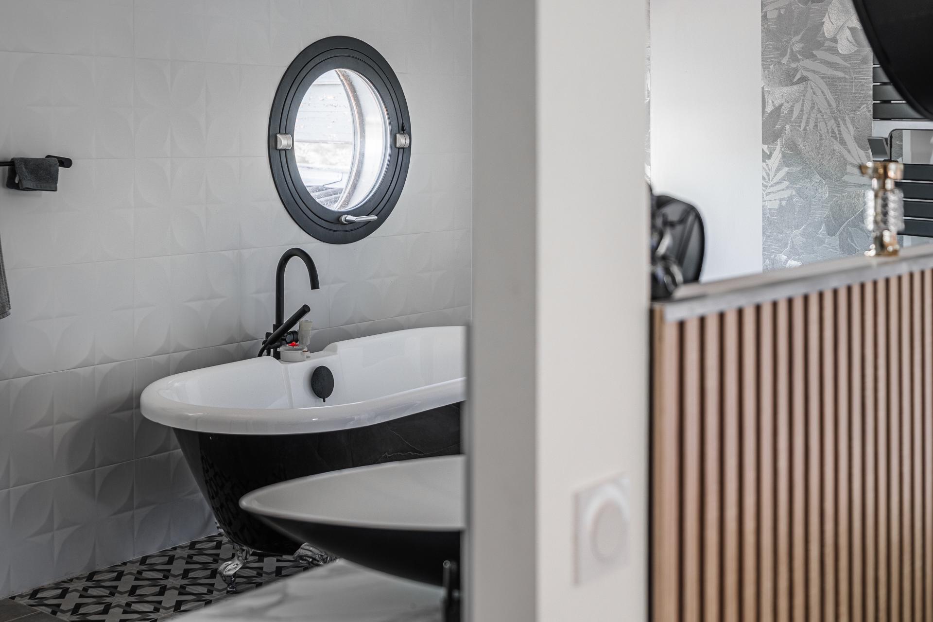 Photo 14 of the listing.