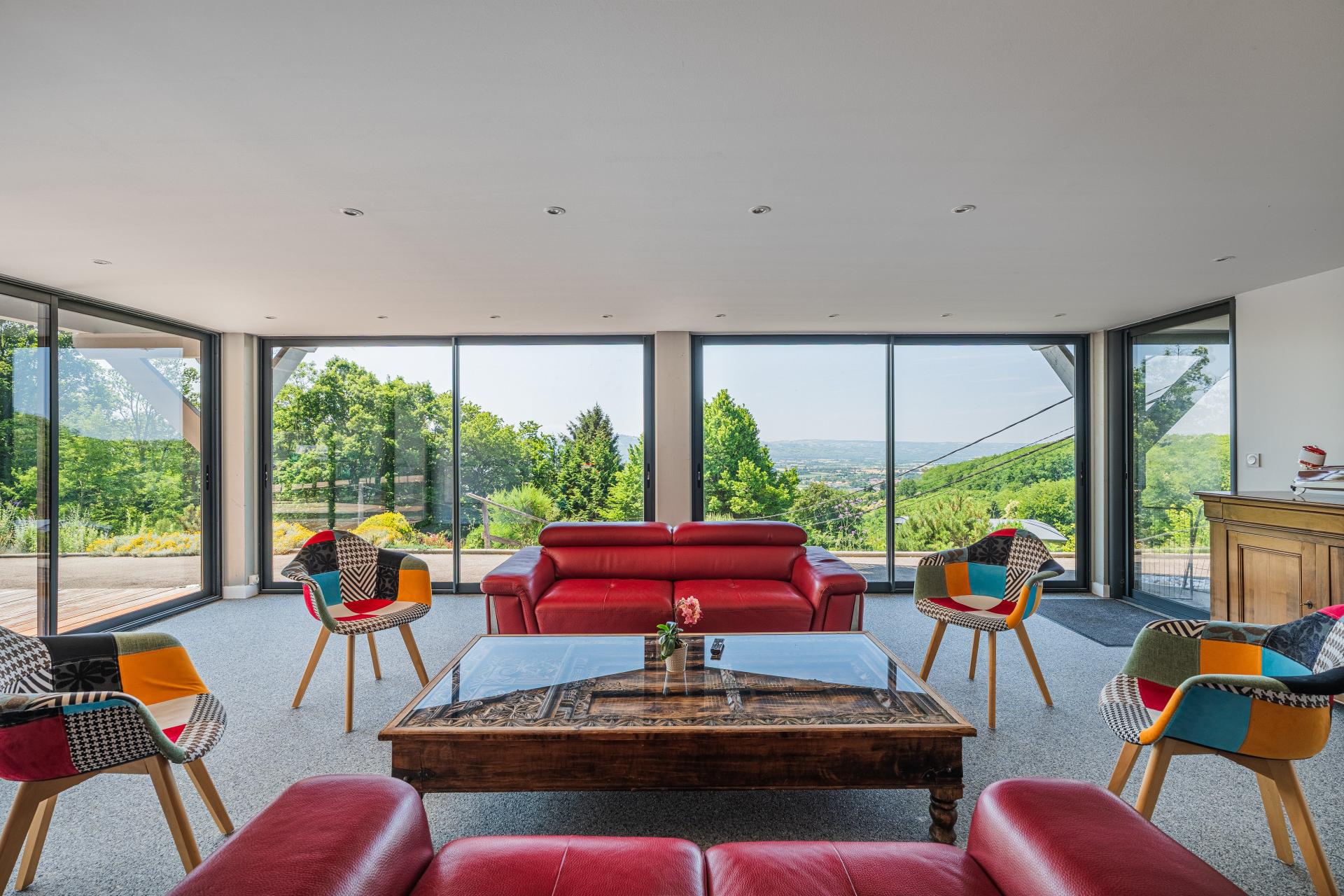 Photo 4 of the listing.