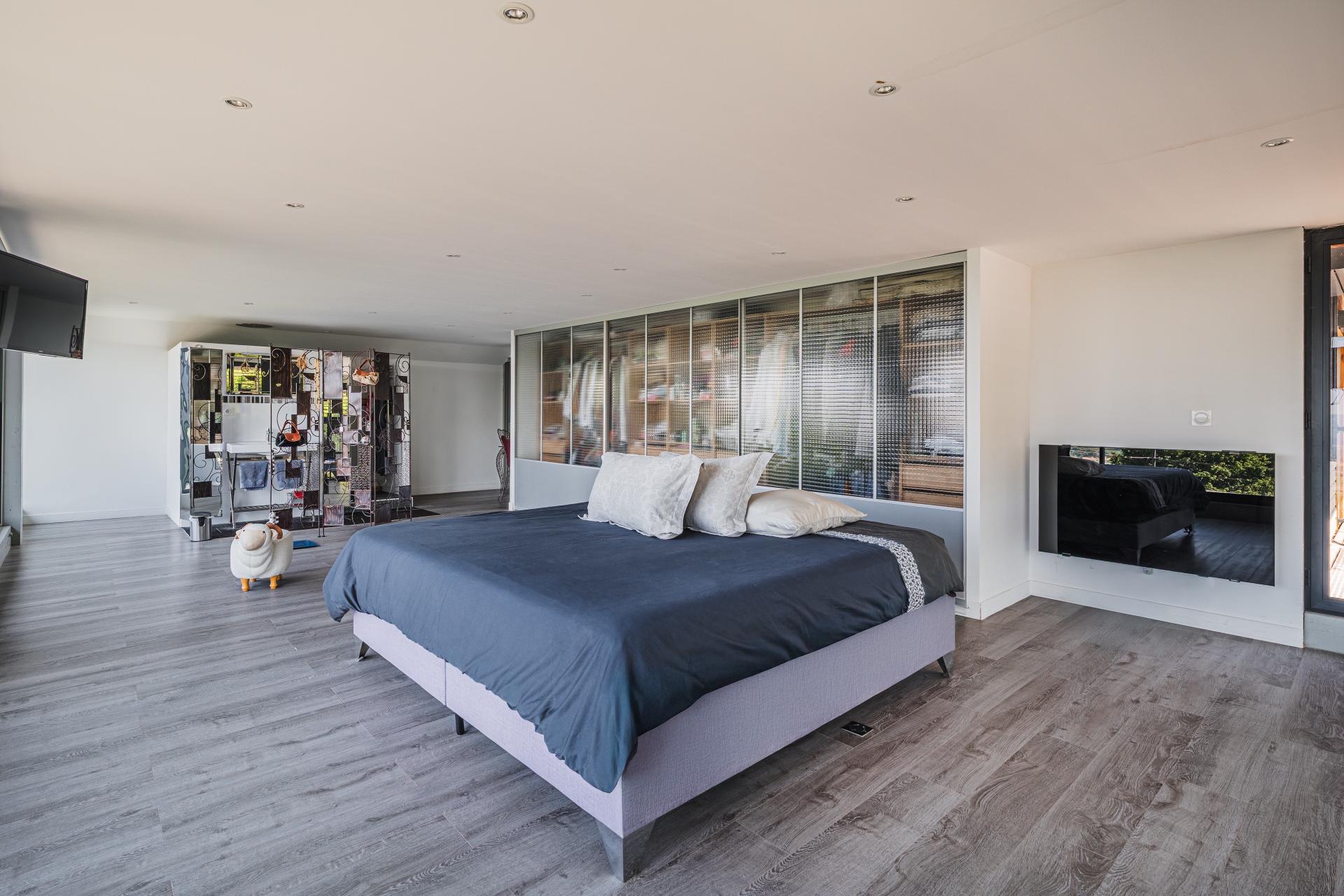 Photo 15 of the listing.