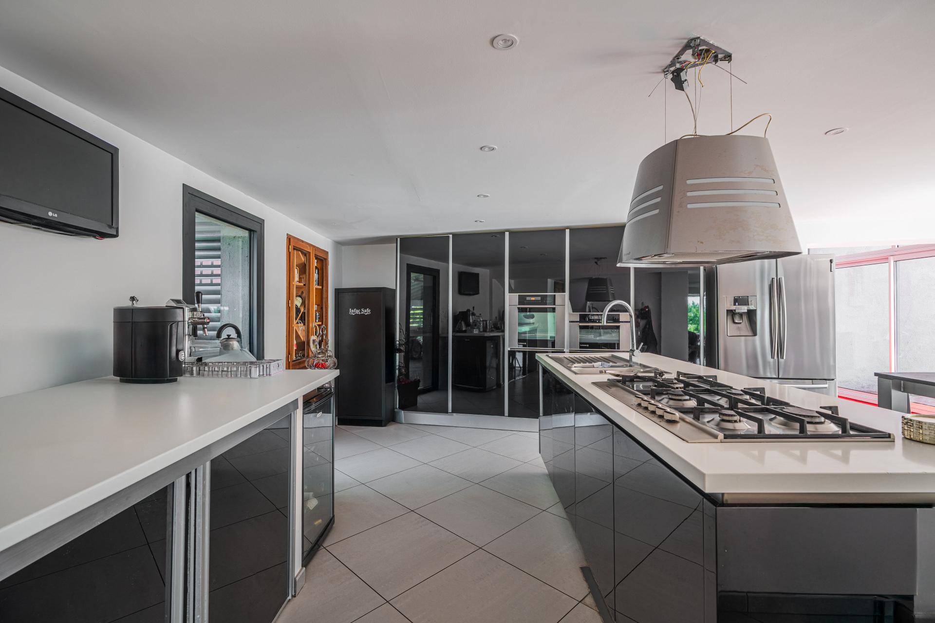 Photo 7 of the listing.