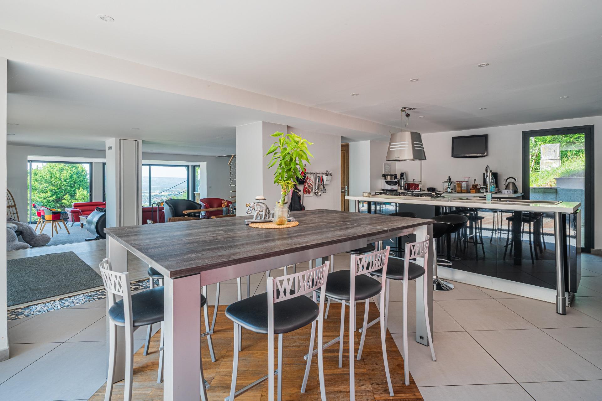 Photo 6 of the listing.