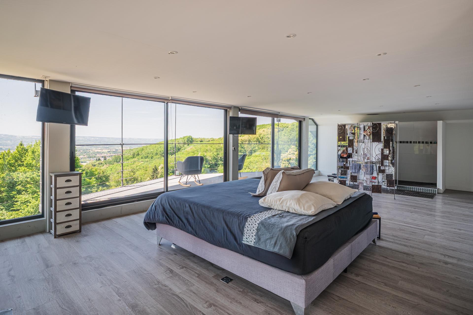 Photo 10 of the listing.