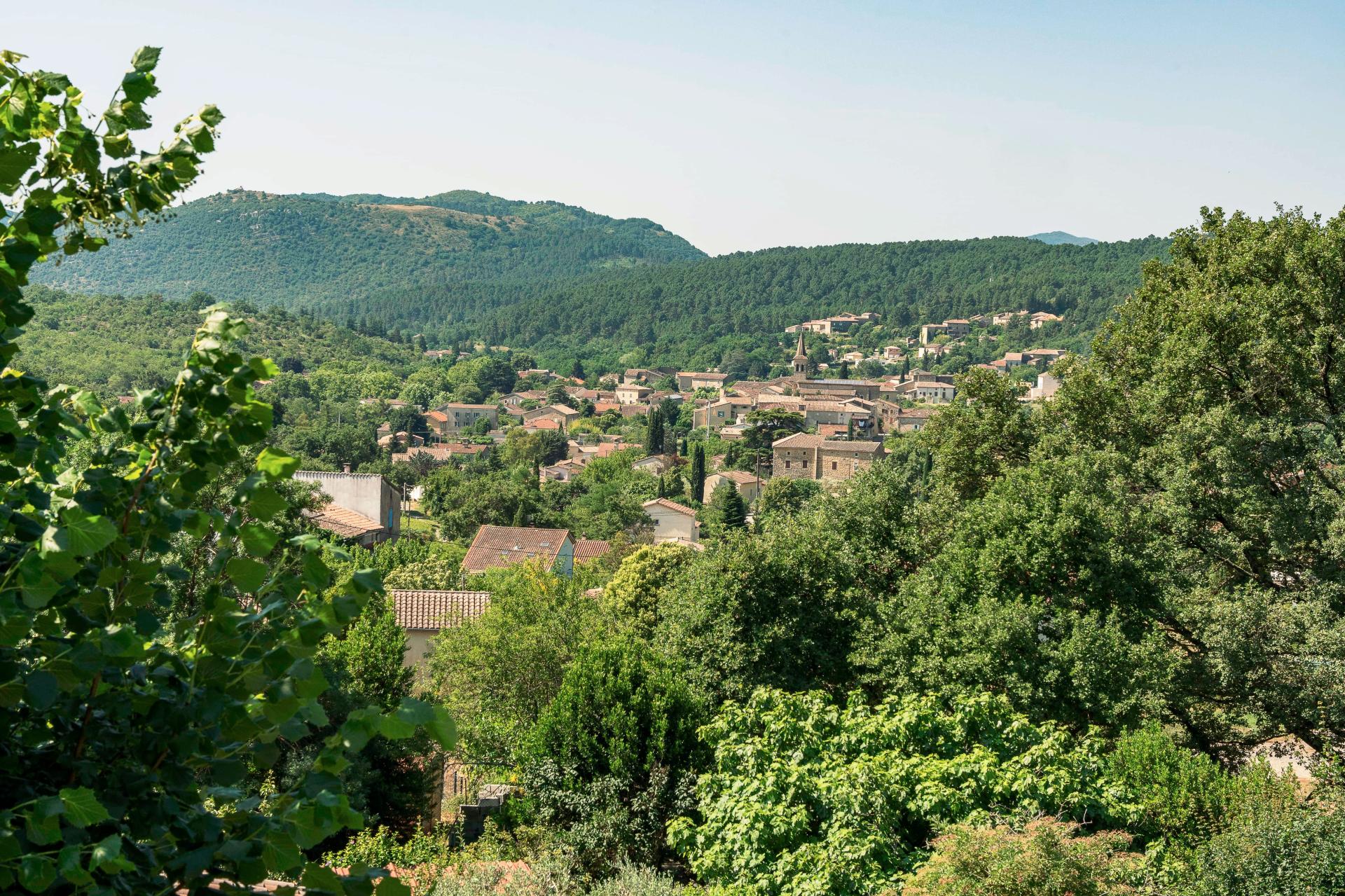 Photo 3 of the listing.