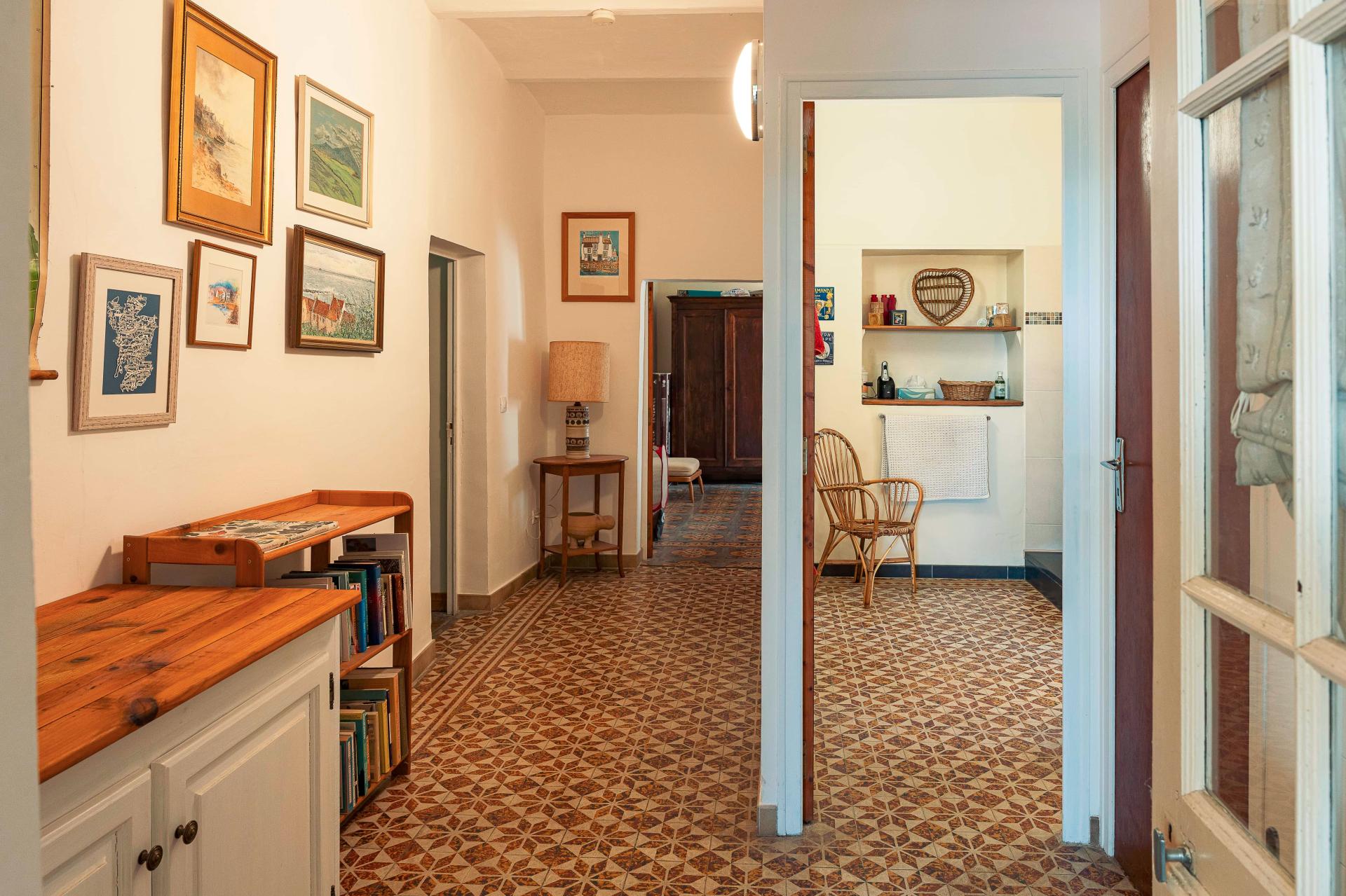 Photo 5 of the listing.