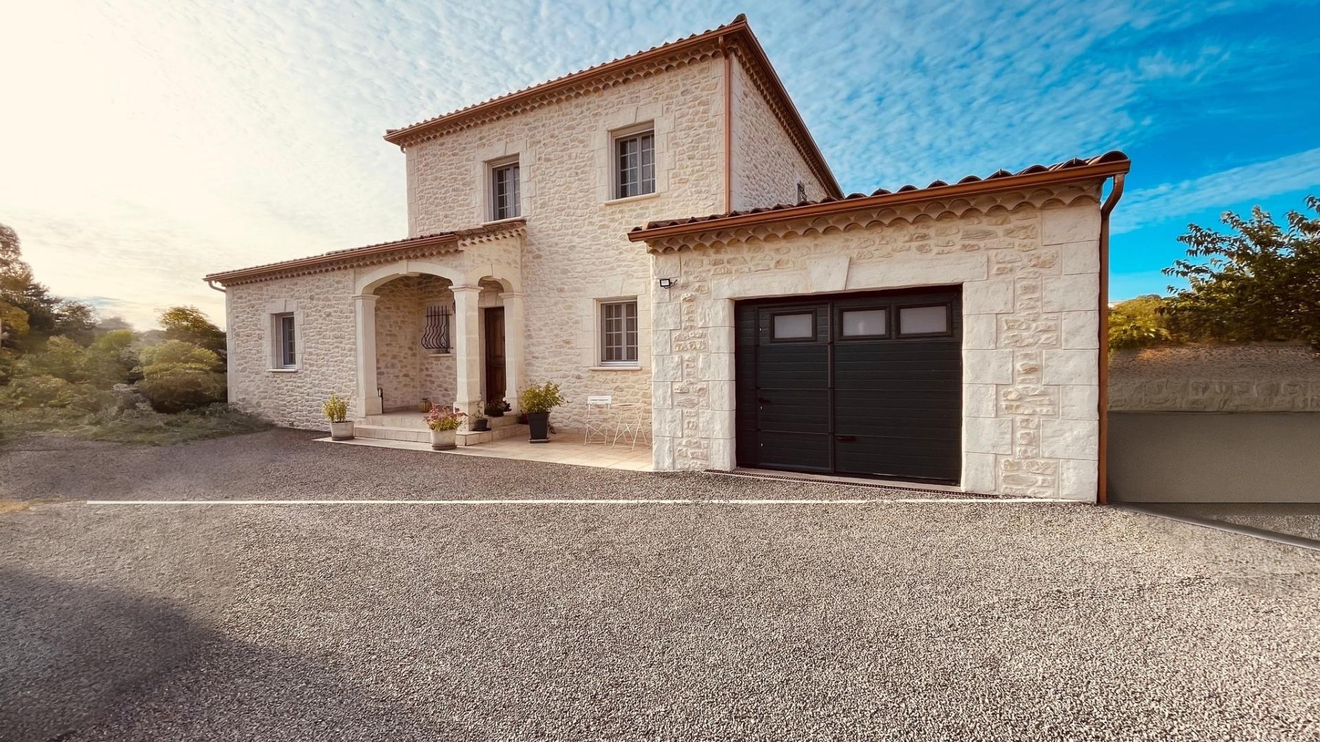 Photo 2 of the listing.