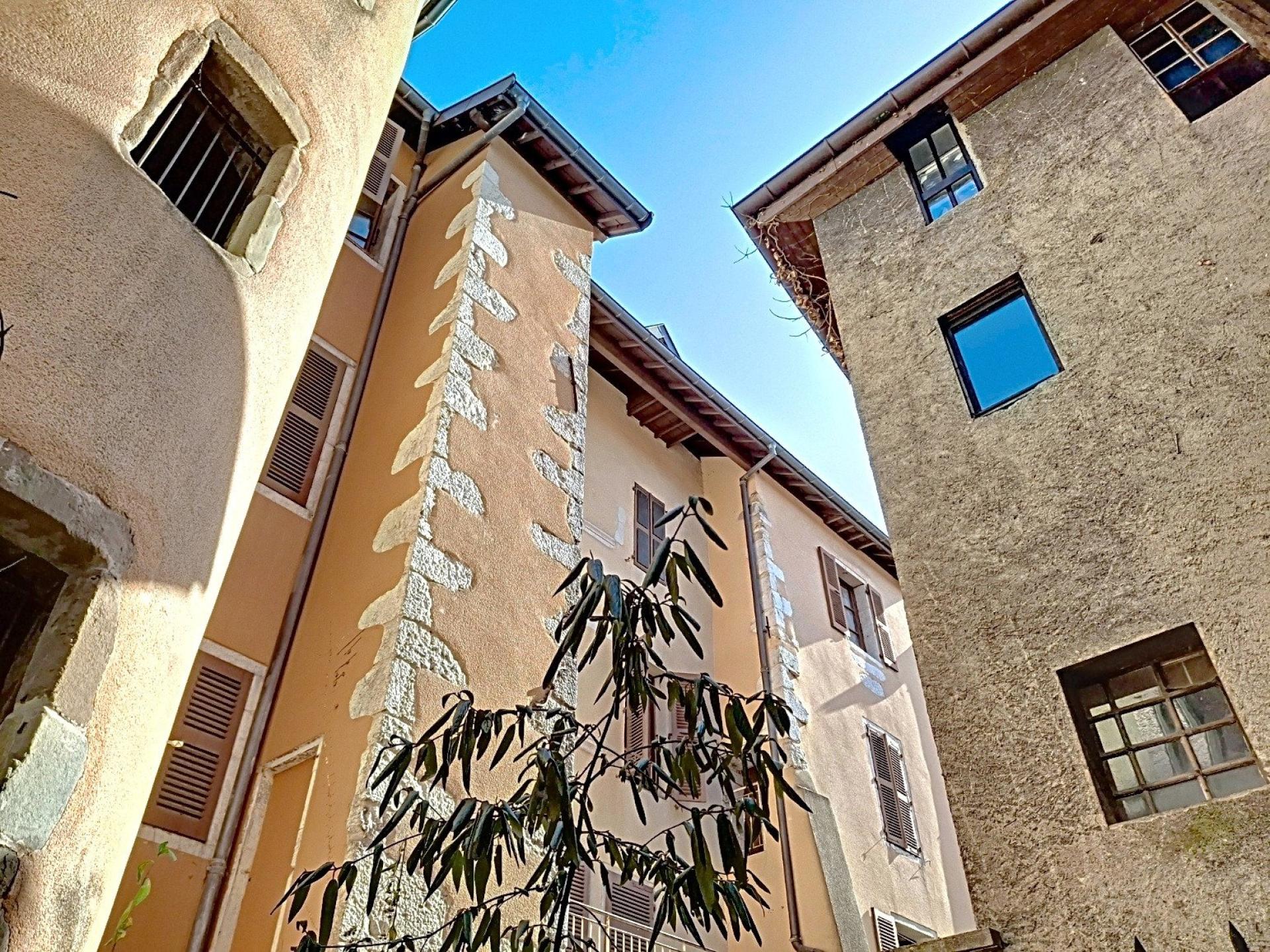 Photo 3 of the listing.