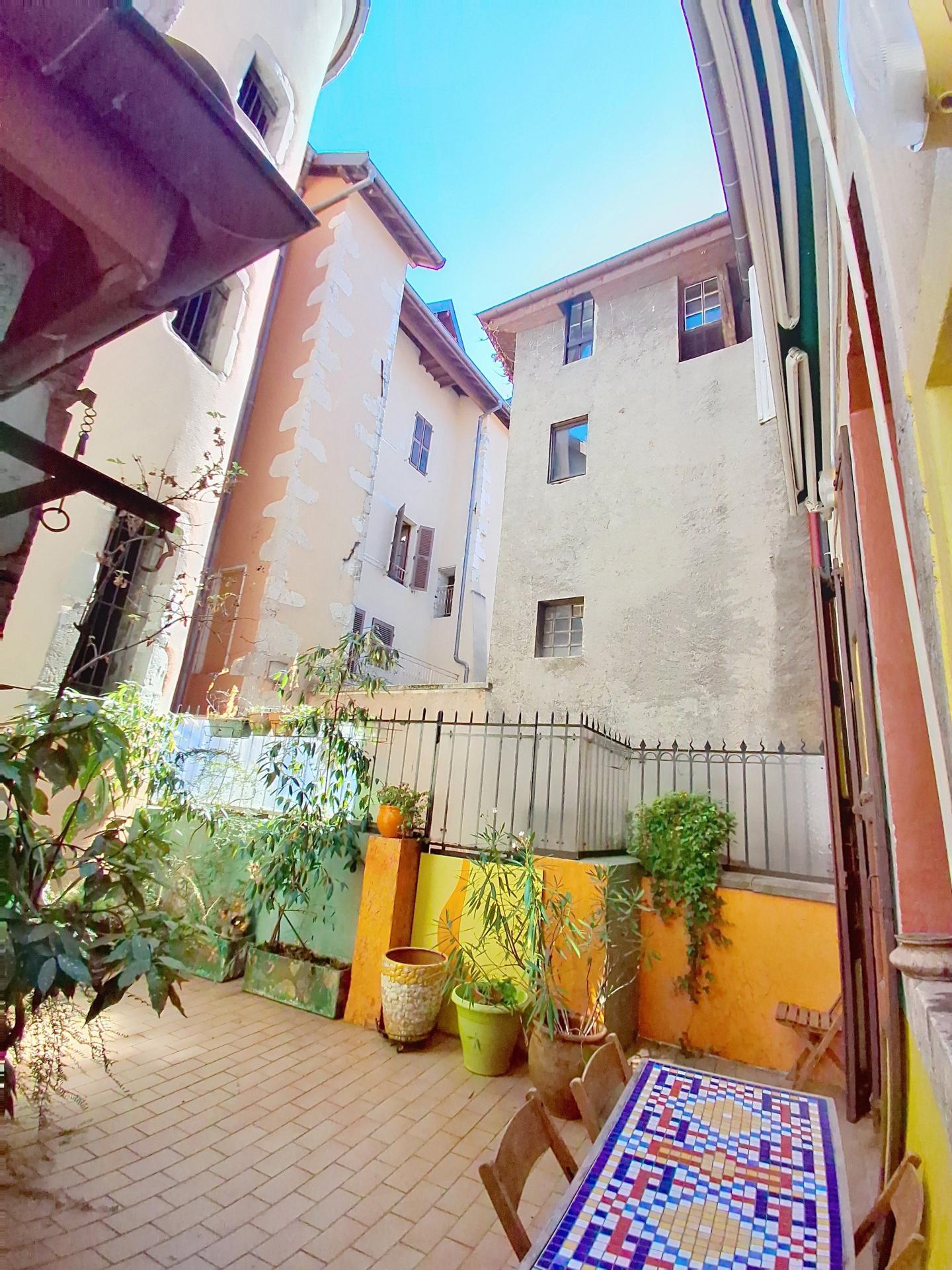 Photo 2 of the listing.