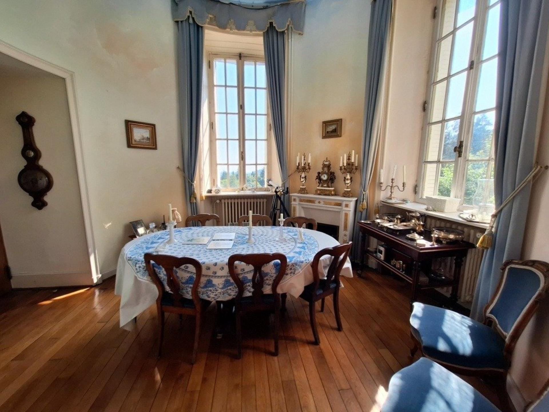 Photo 6 of the listing.