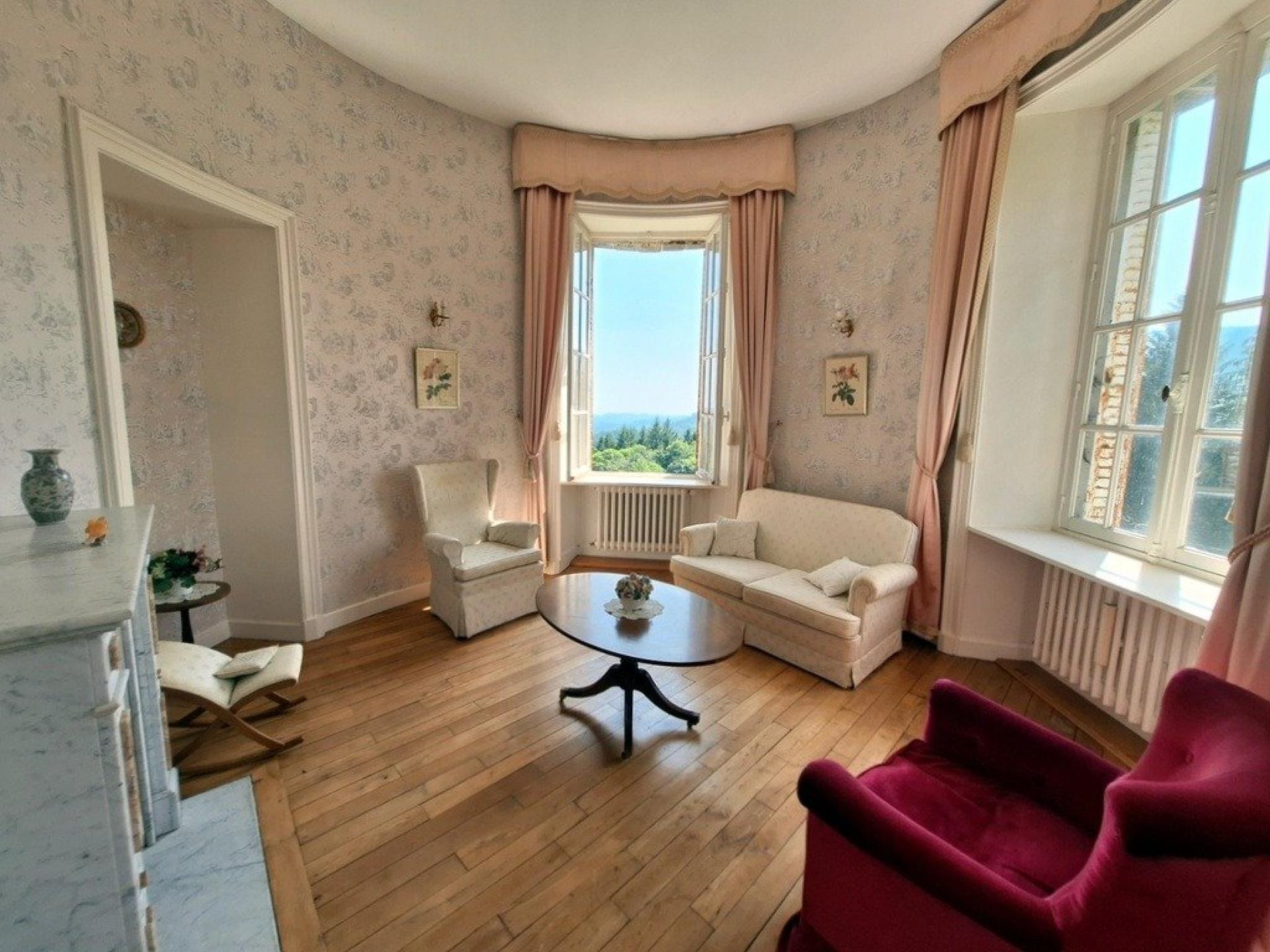 Photo 7 of the listing.