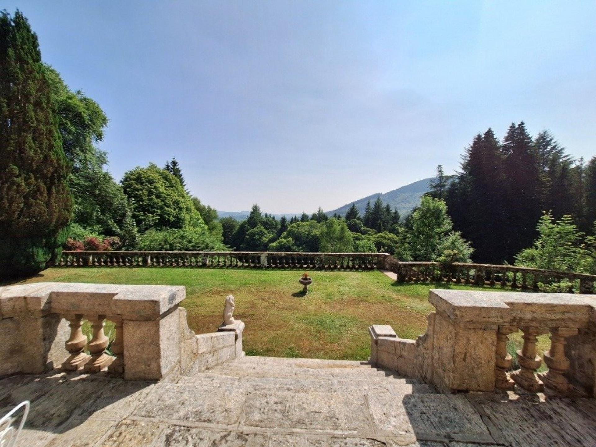 Photo 2 of the listing.