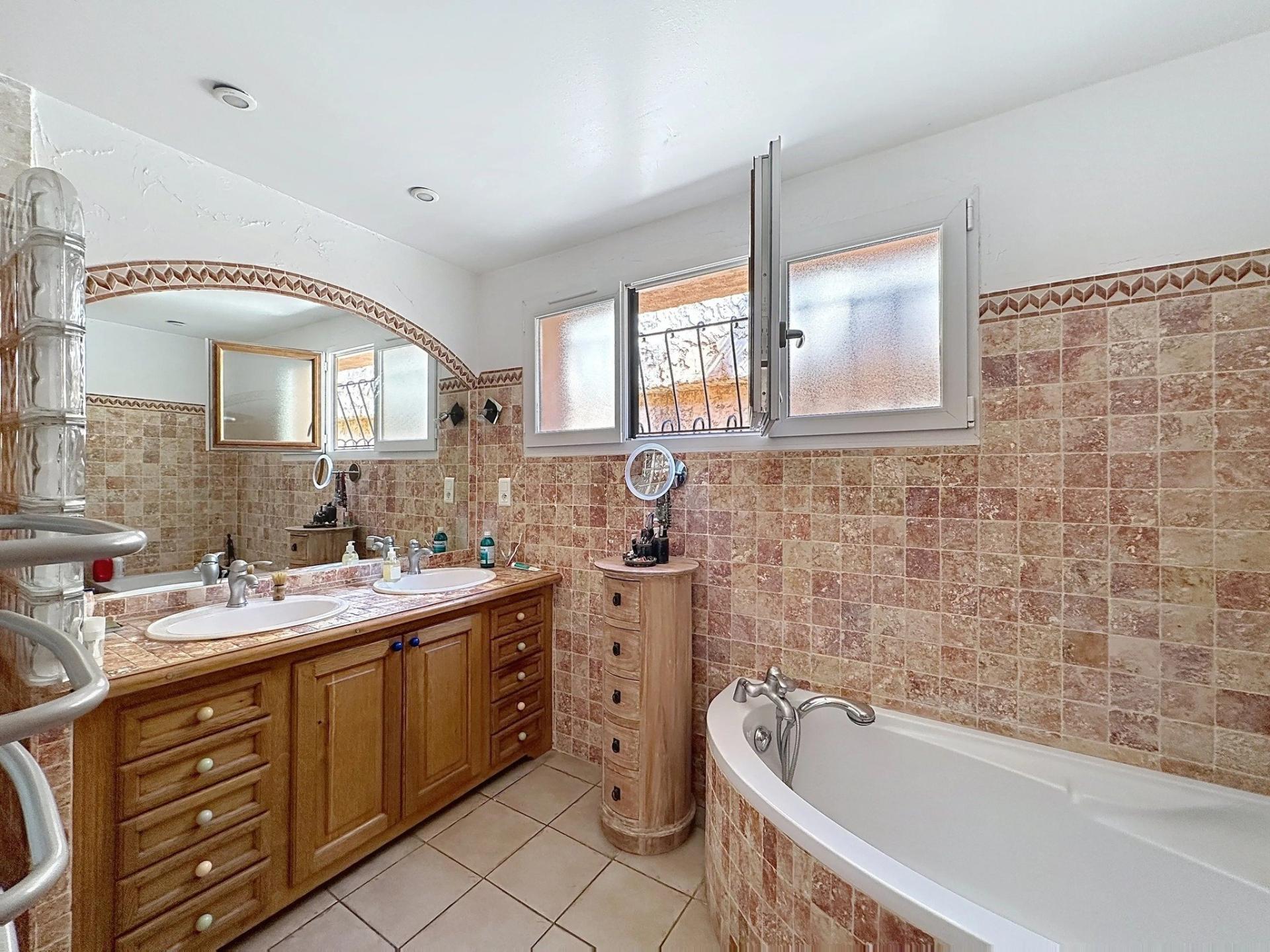 Photo 13 of the listing.