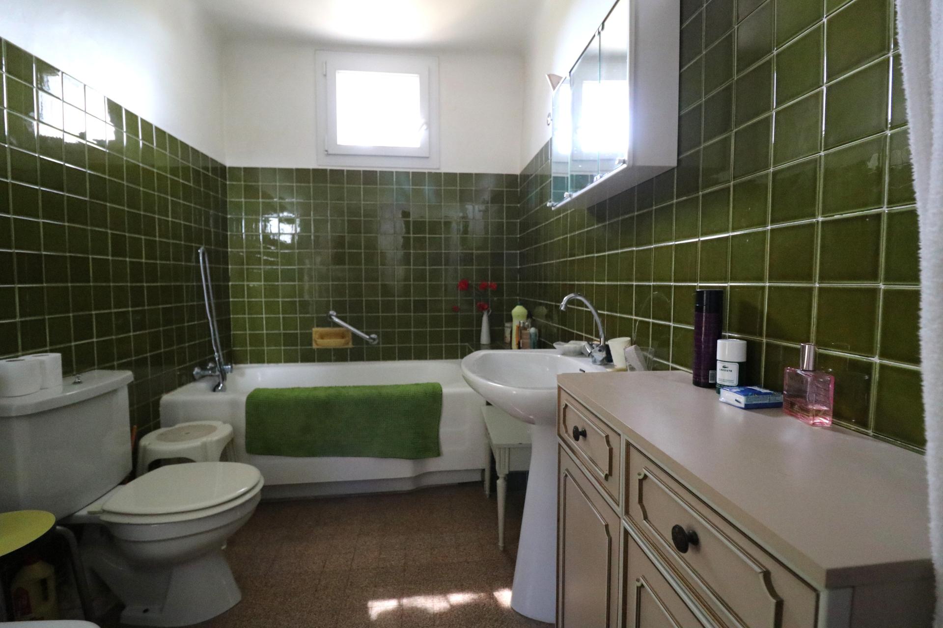 Photo 14 of the listing.