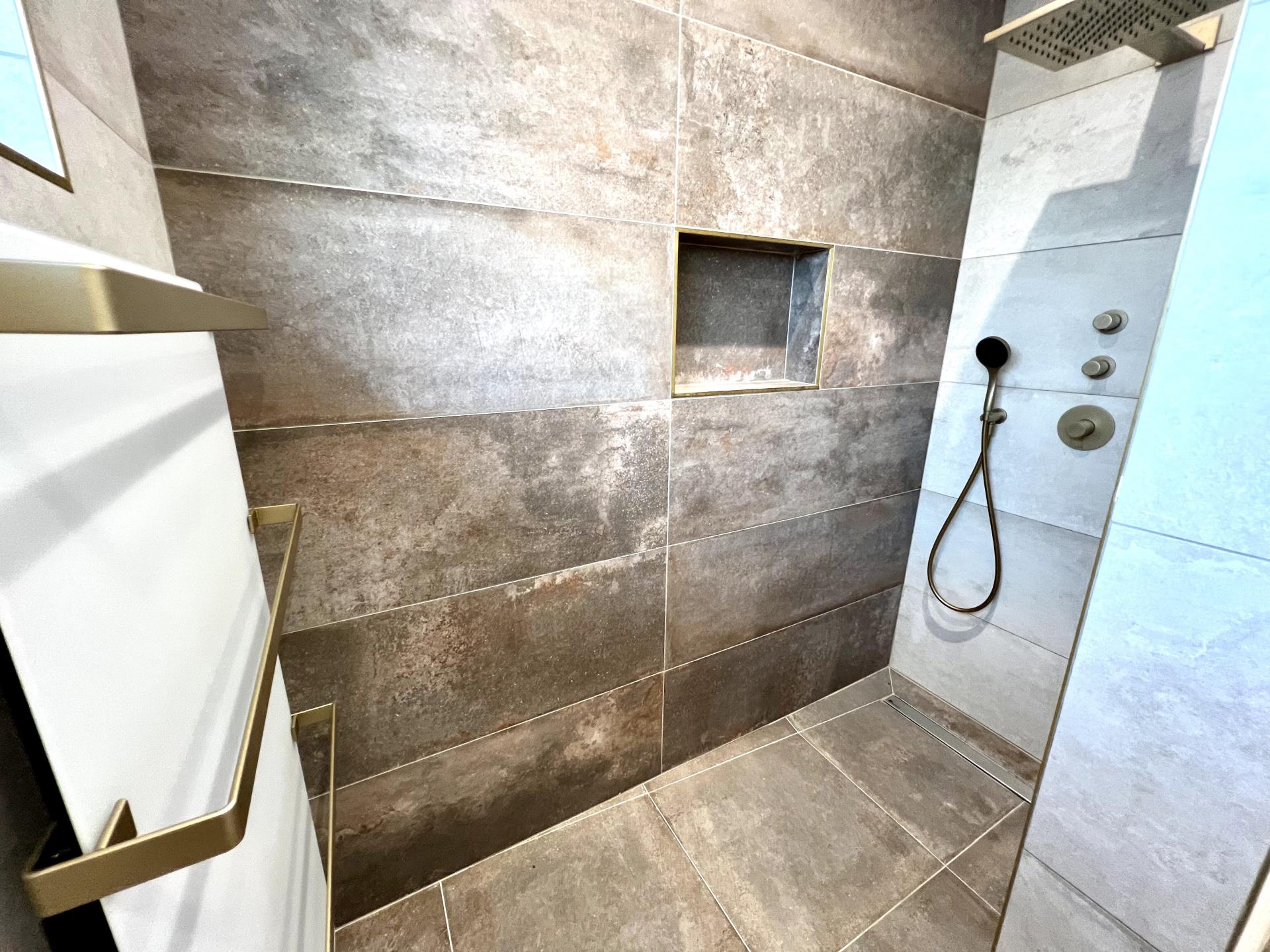 Photo 6 of the listing.