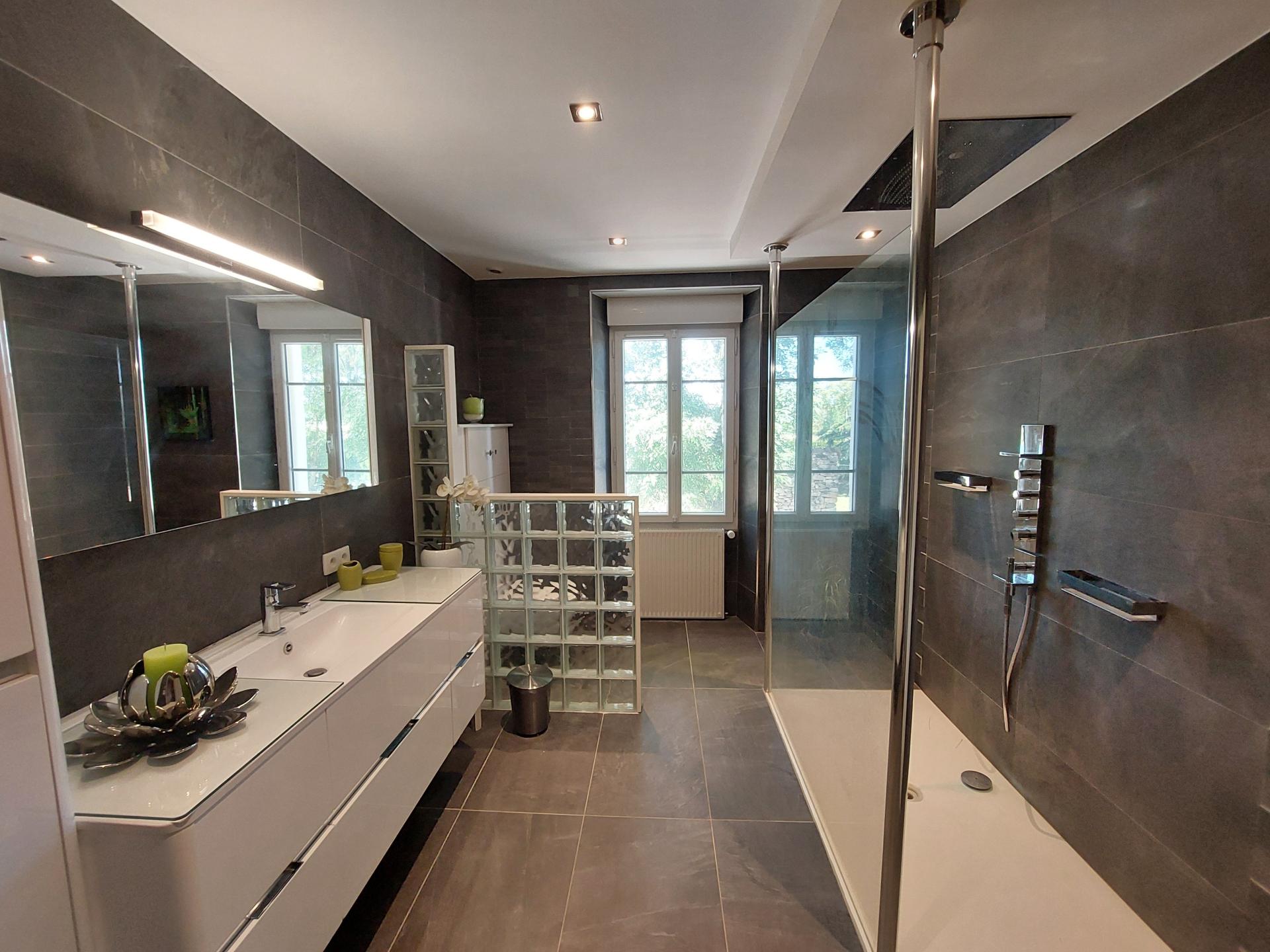 Photo 7 of the listing.