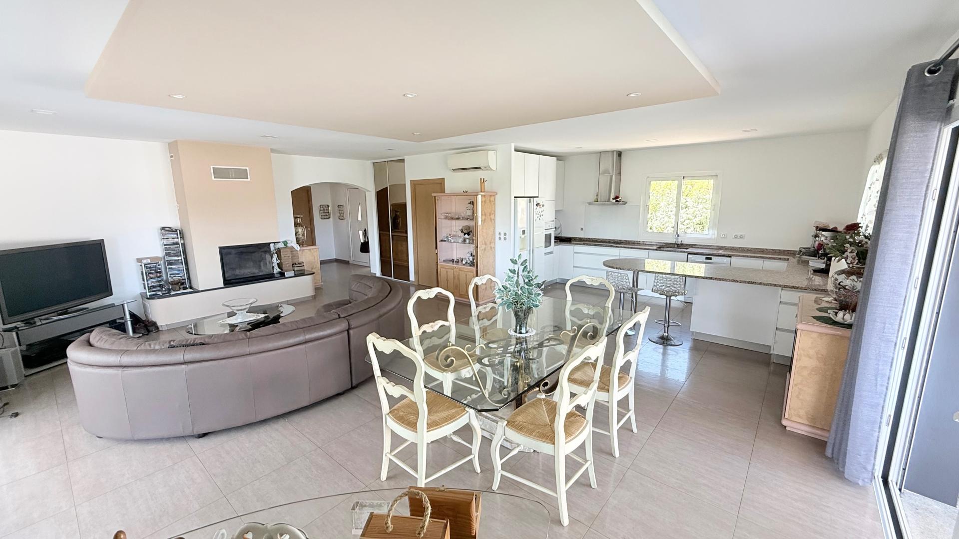 Photo 6 of the listing.