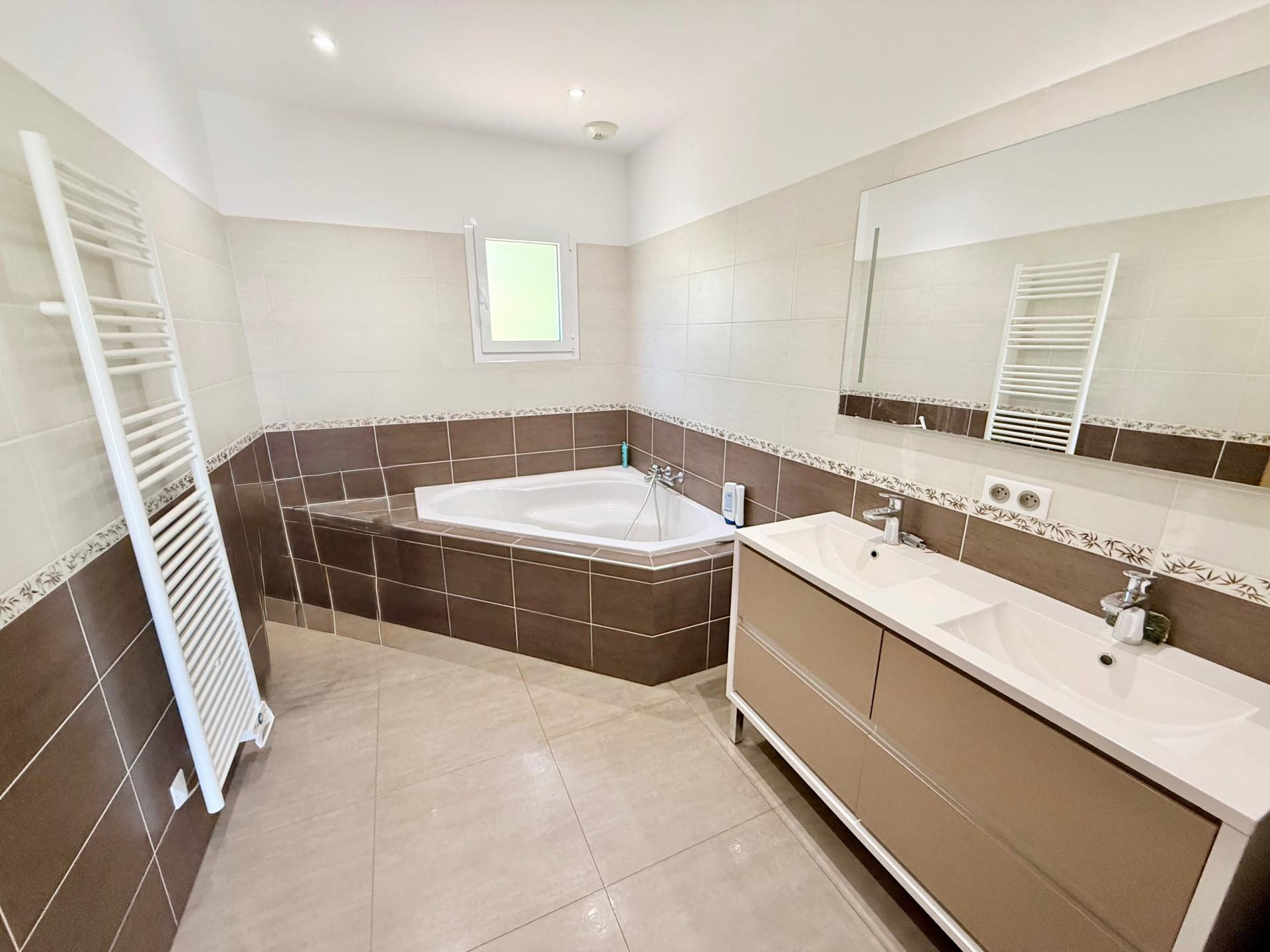 Photo 11 of the listing.