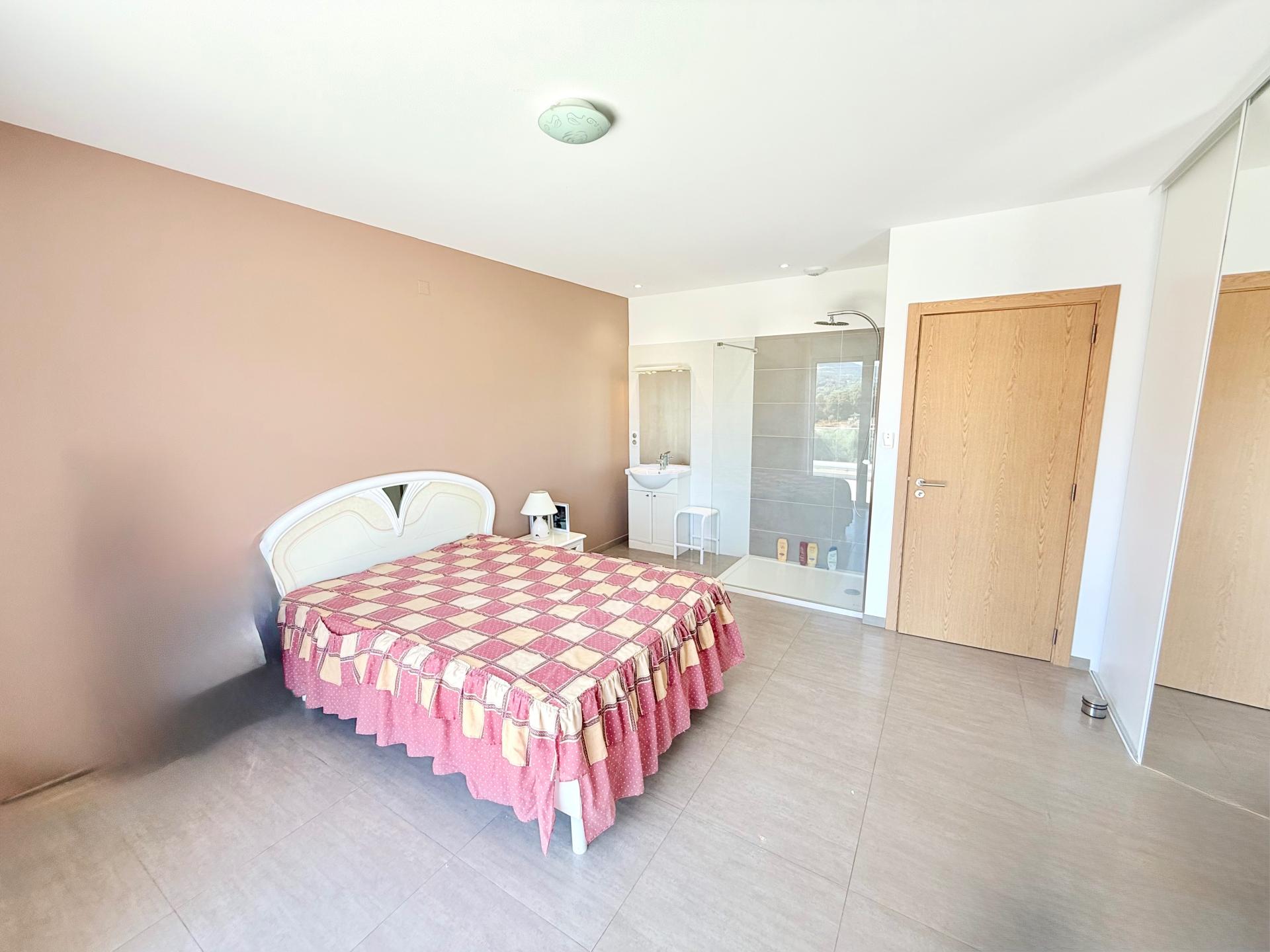 Photo 7 of the listing.