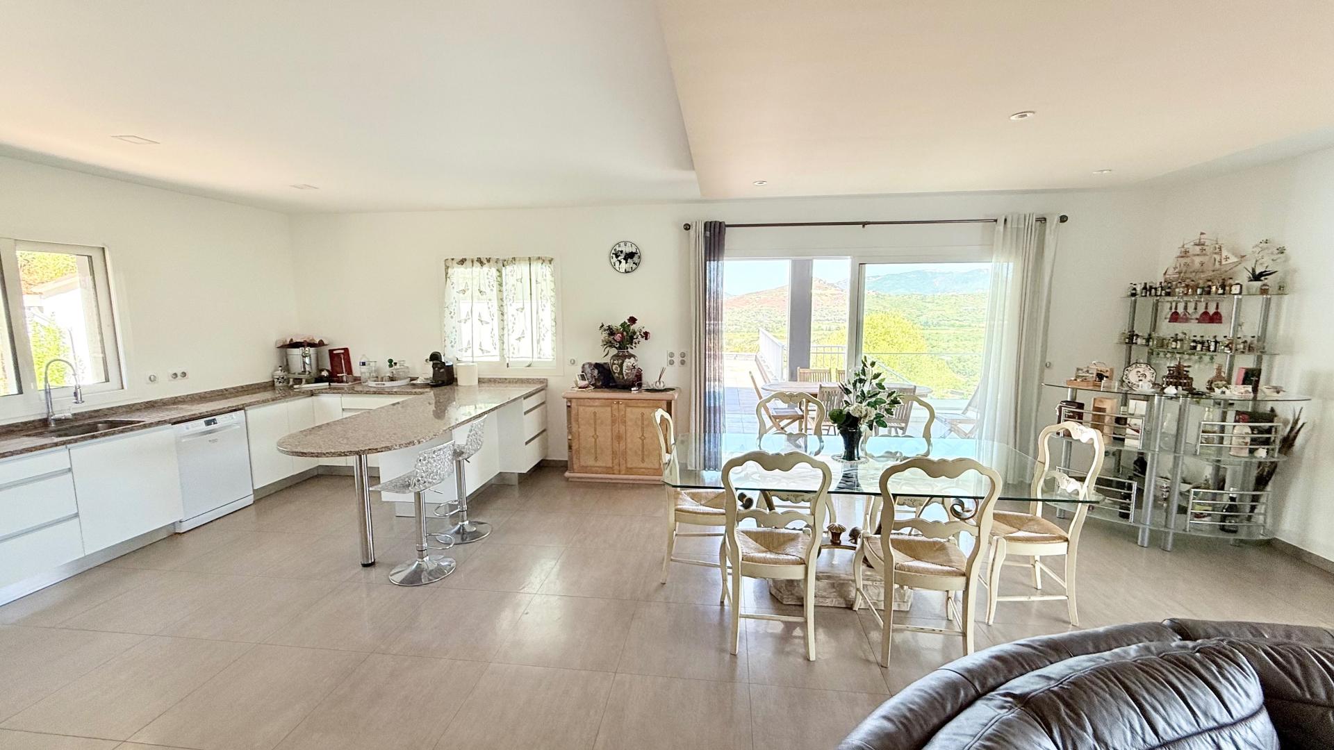 Photo 4 of the listing.