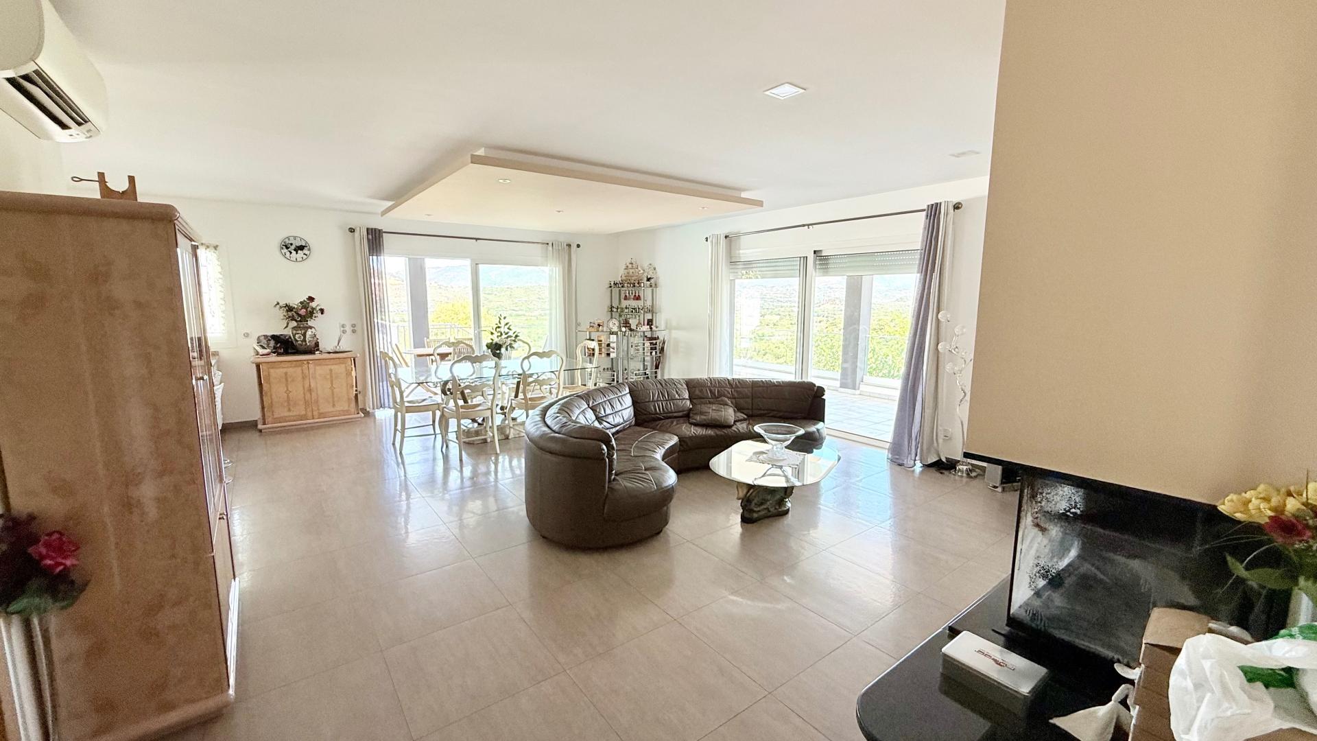 Photo 5 of the listing.