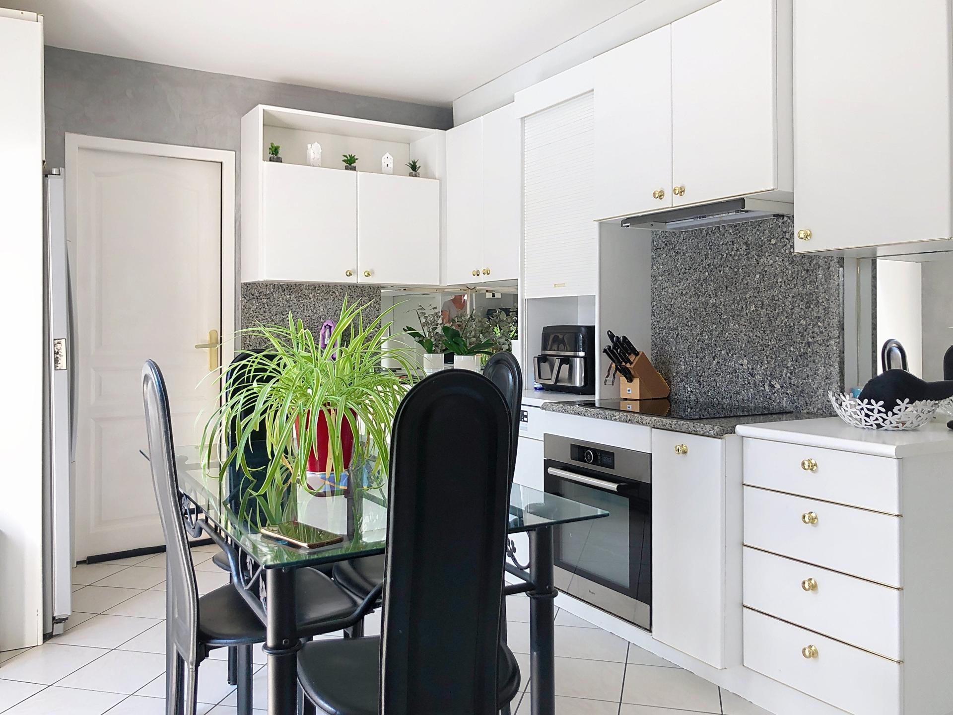 Photo 5 of the listing.