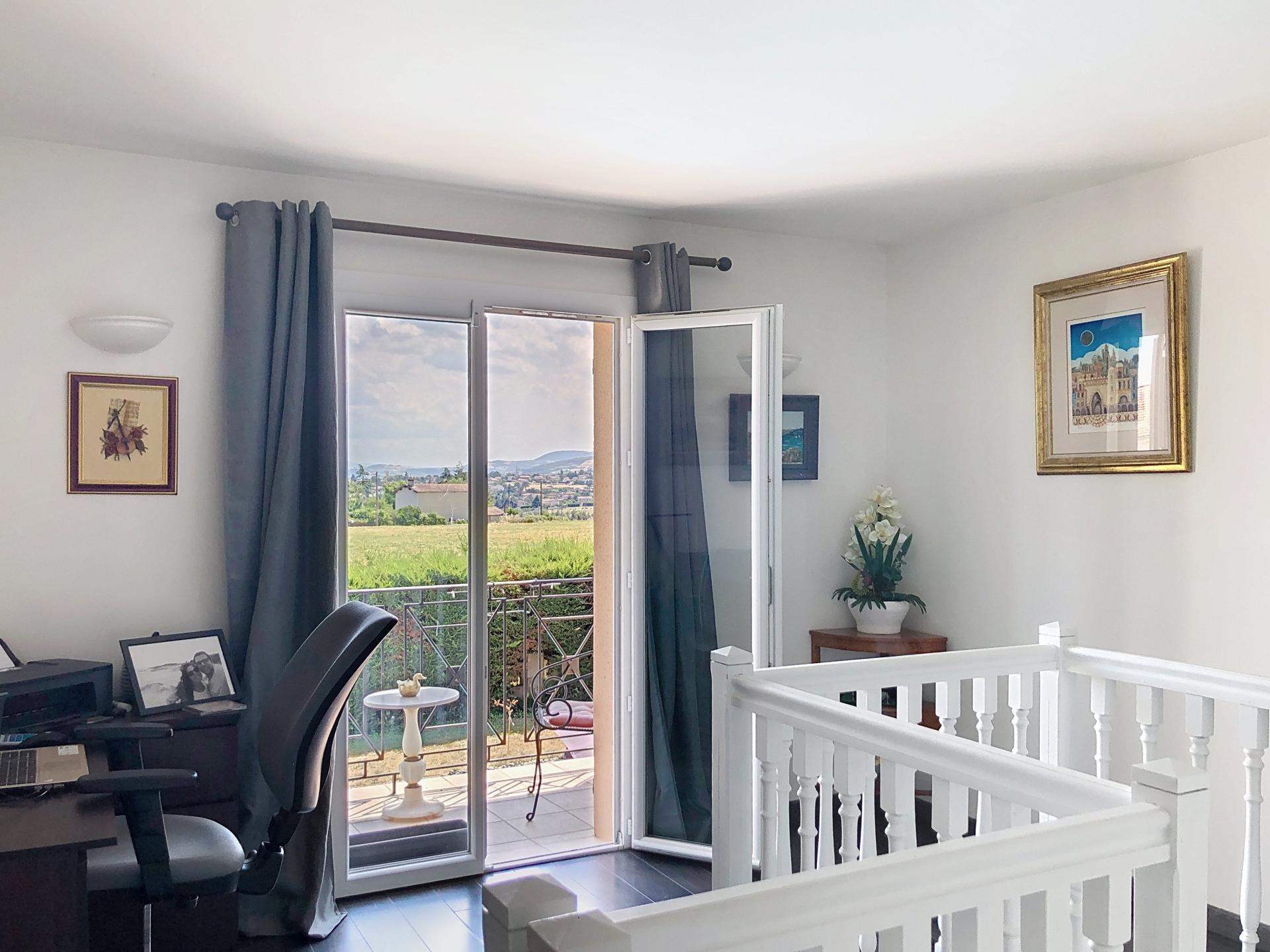 Photo 7 of the listing.