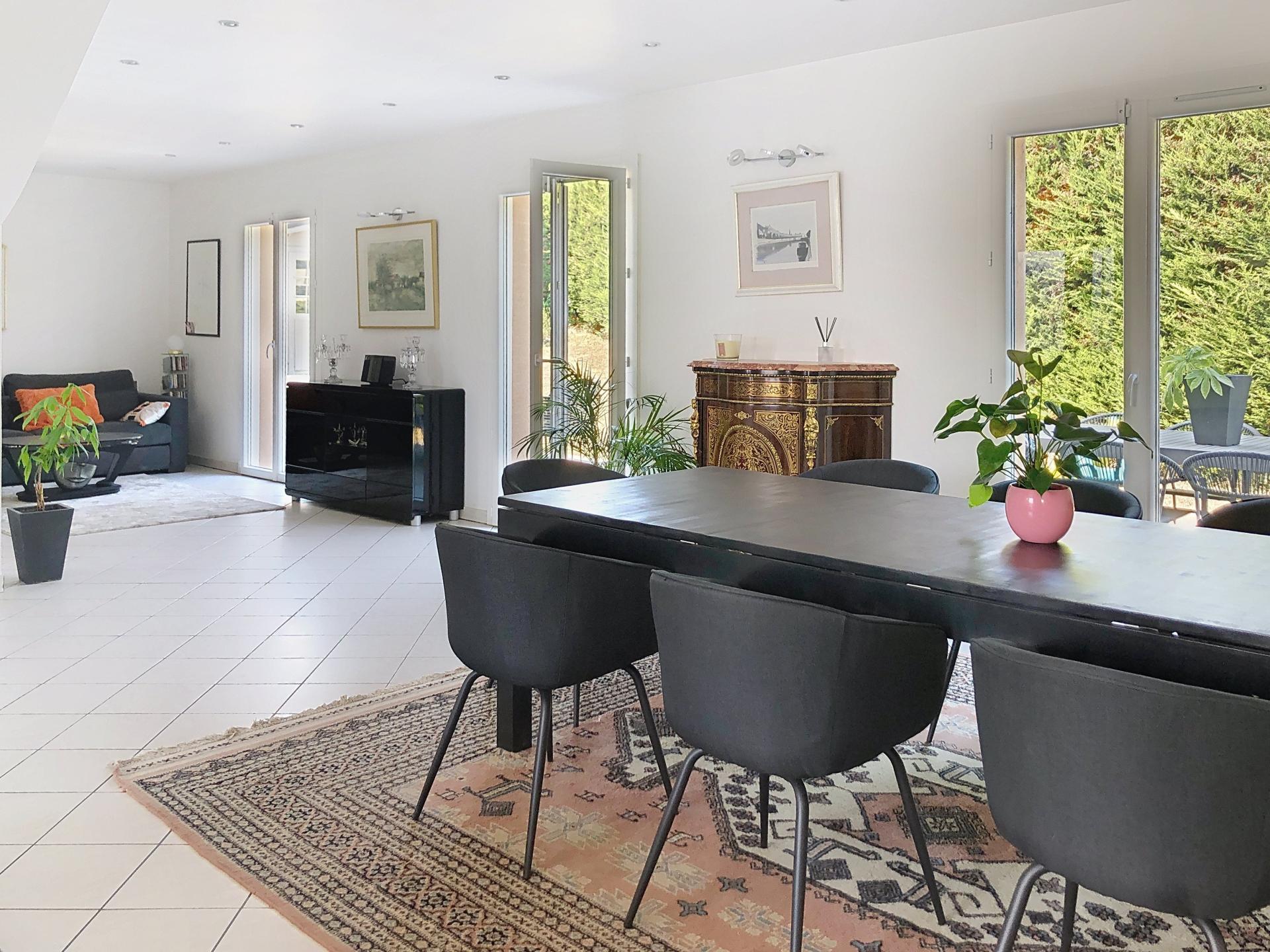 Photo 3 of the listing.