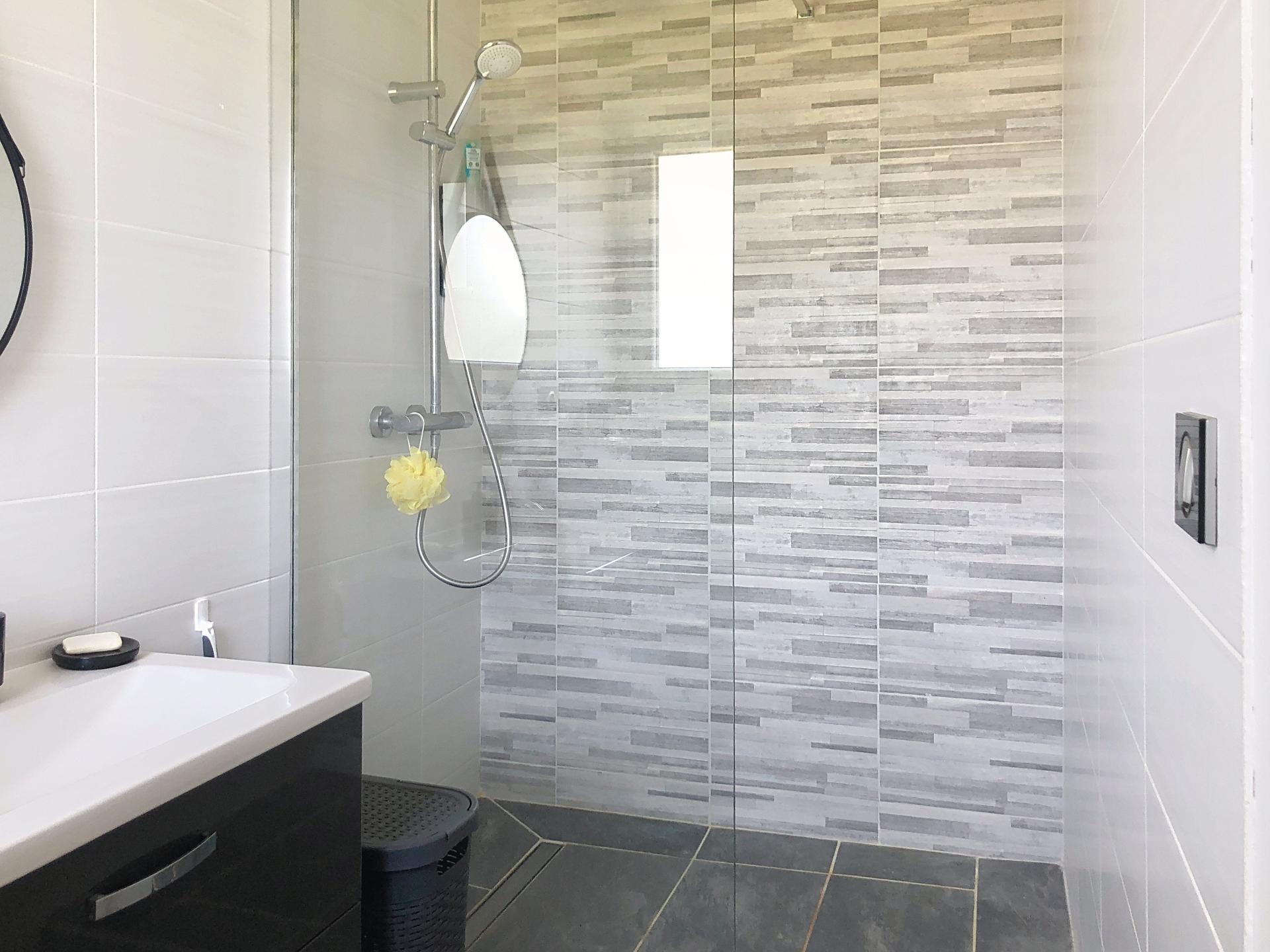 Photo 8 of the listing.