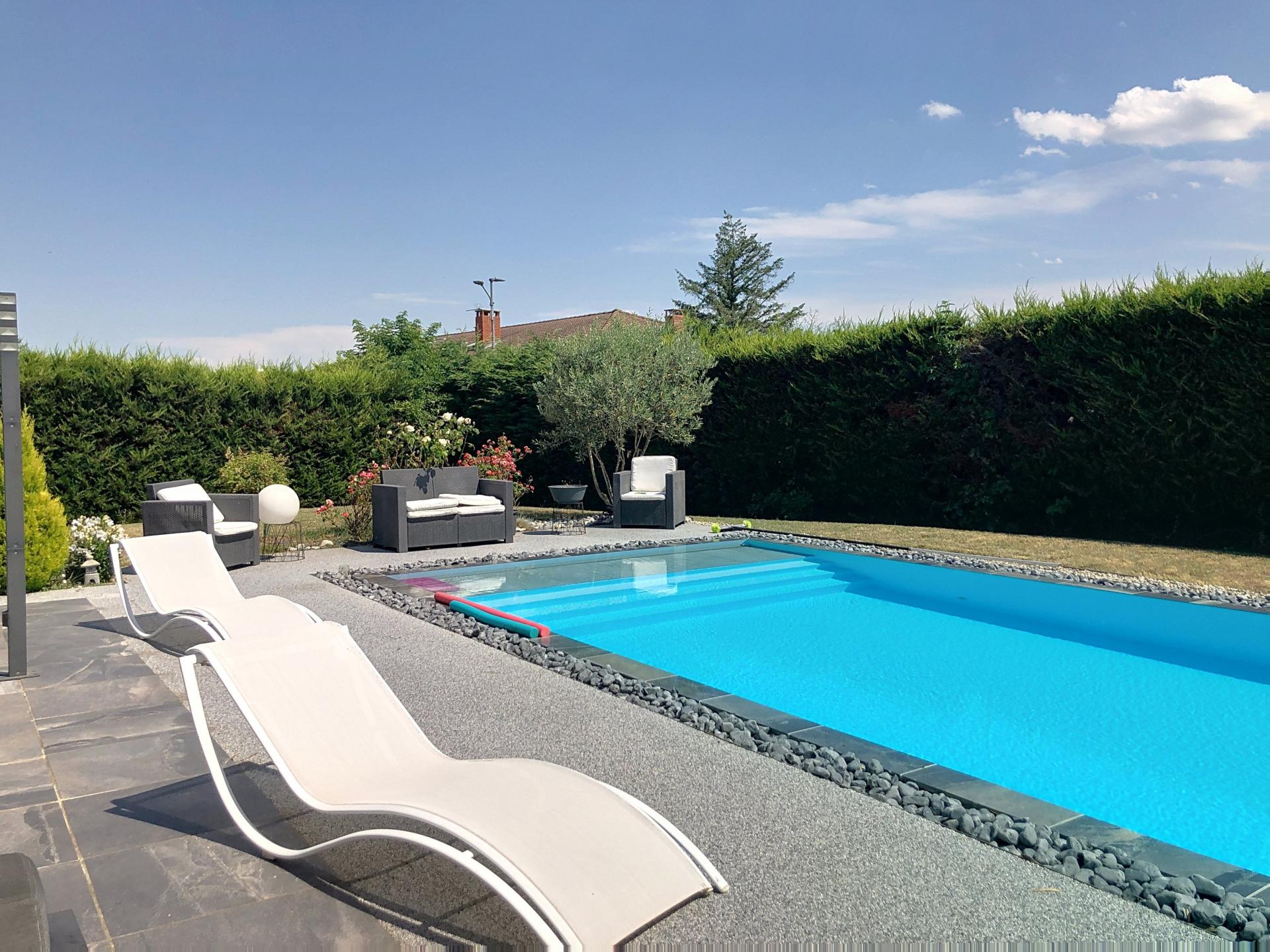 Photo 2 of the listing.