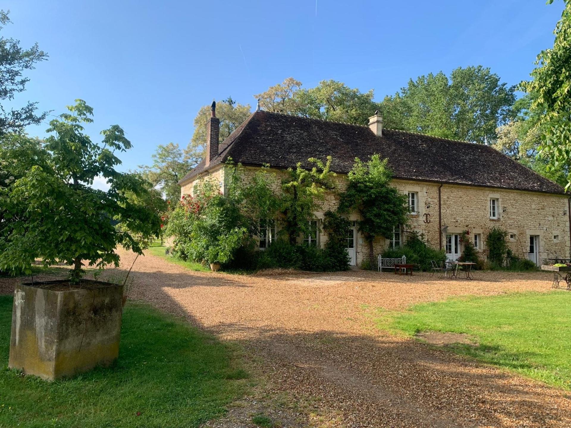 Photo 2 of the listing.