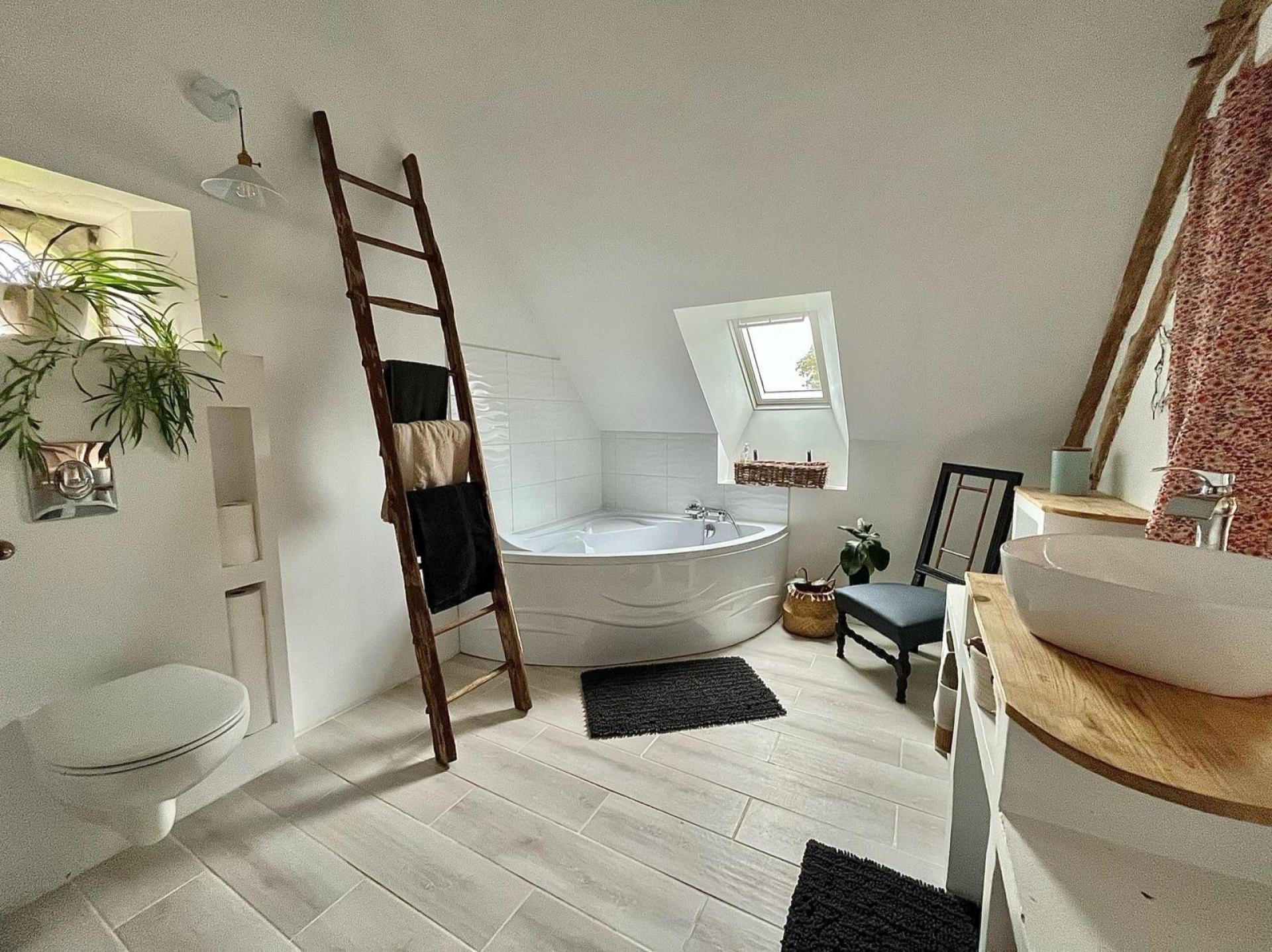 Photo 7 of the listing.