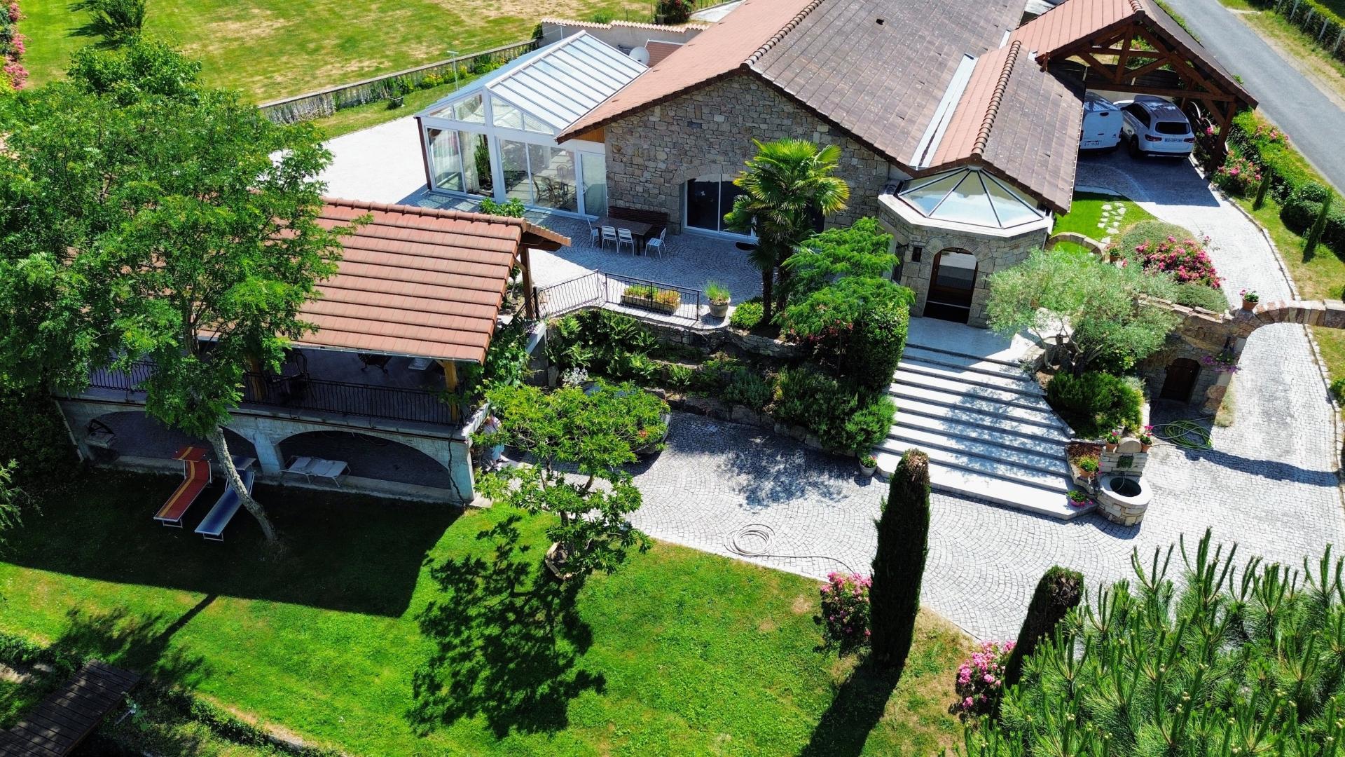 Photo 3 of the listing.