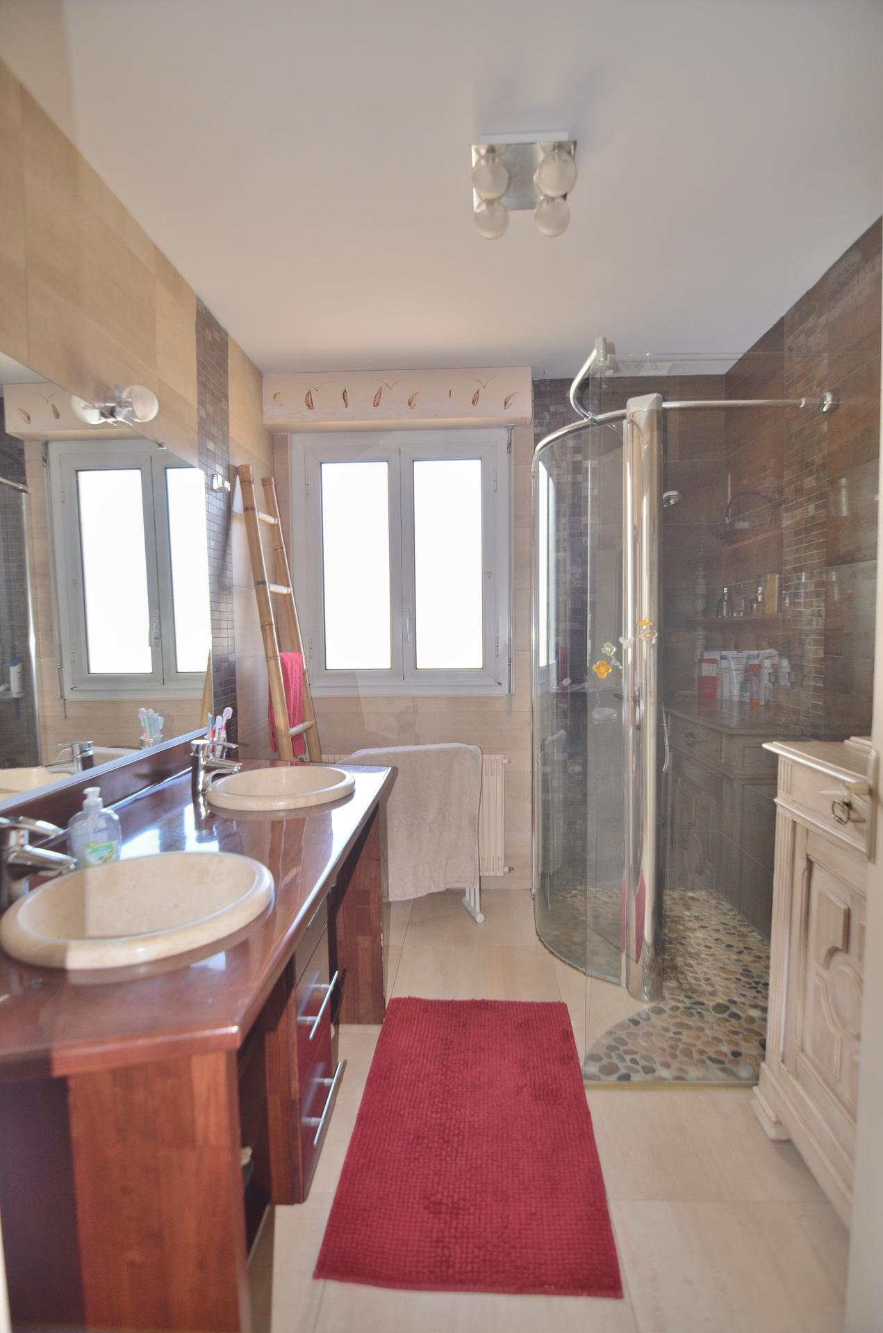 Photo 11 of the listing.