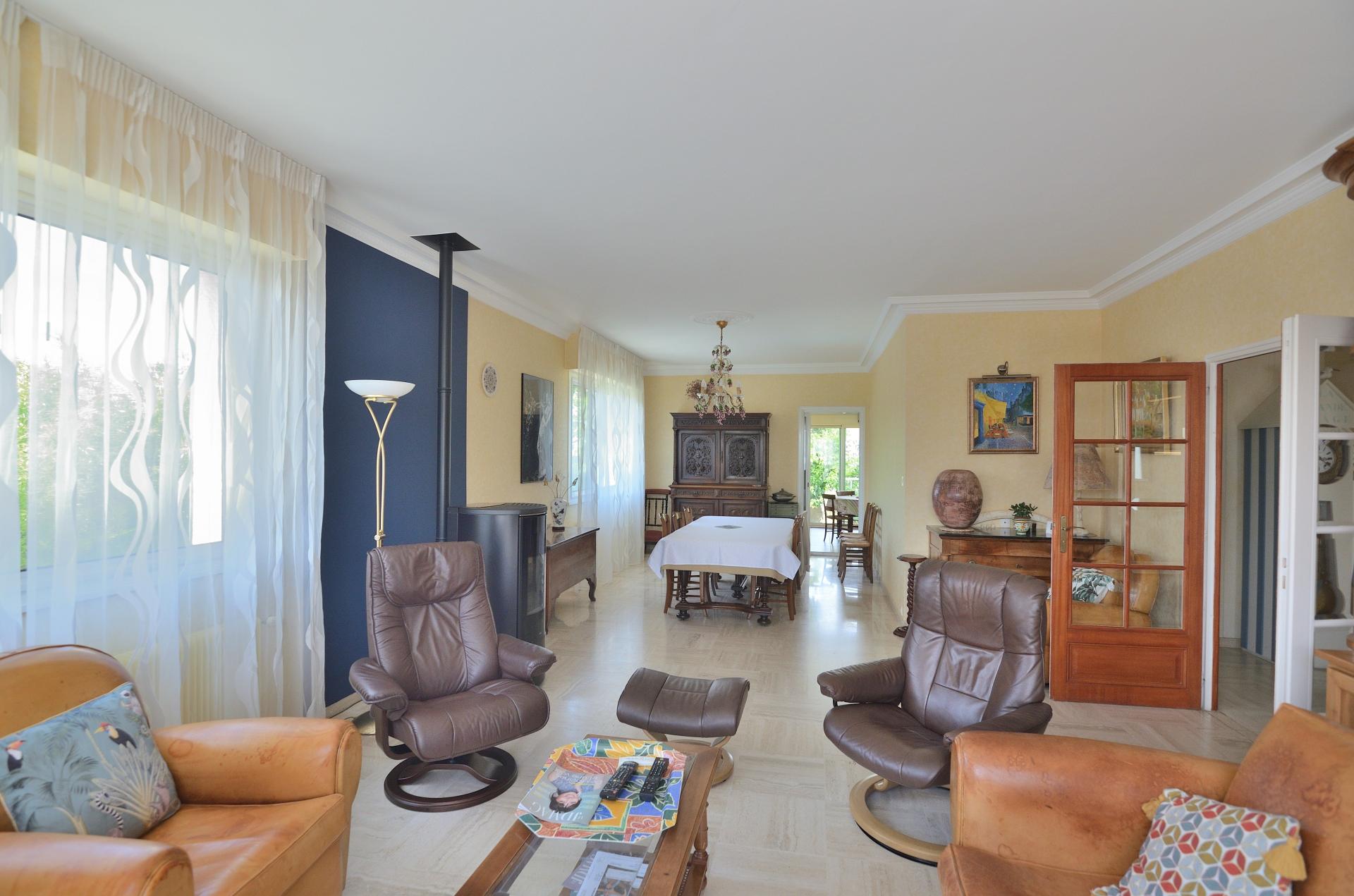 Photo 2 of the listing.