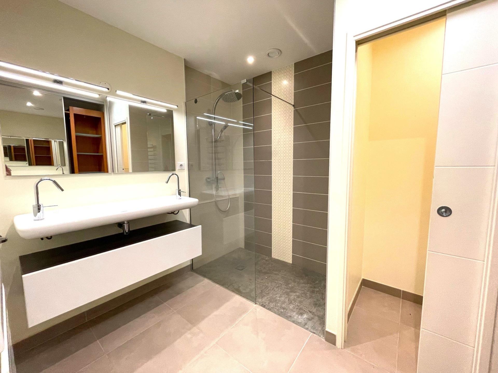 Photo 6 of the listing.