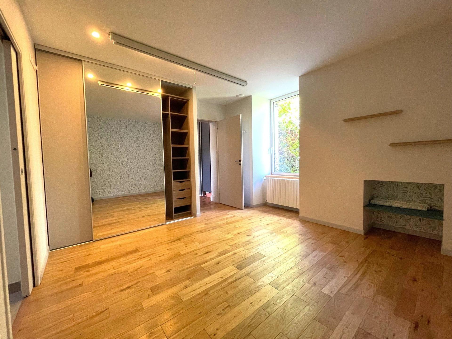 Photo 5 of the listing.