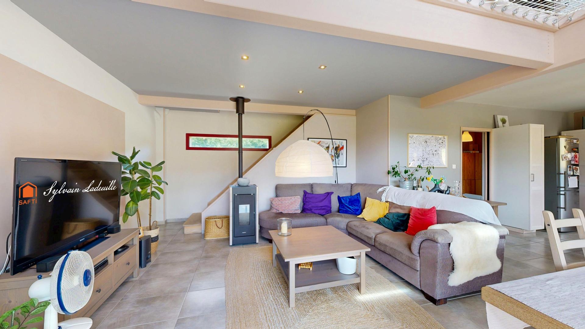 Photo 5 of the listing.