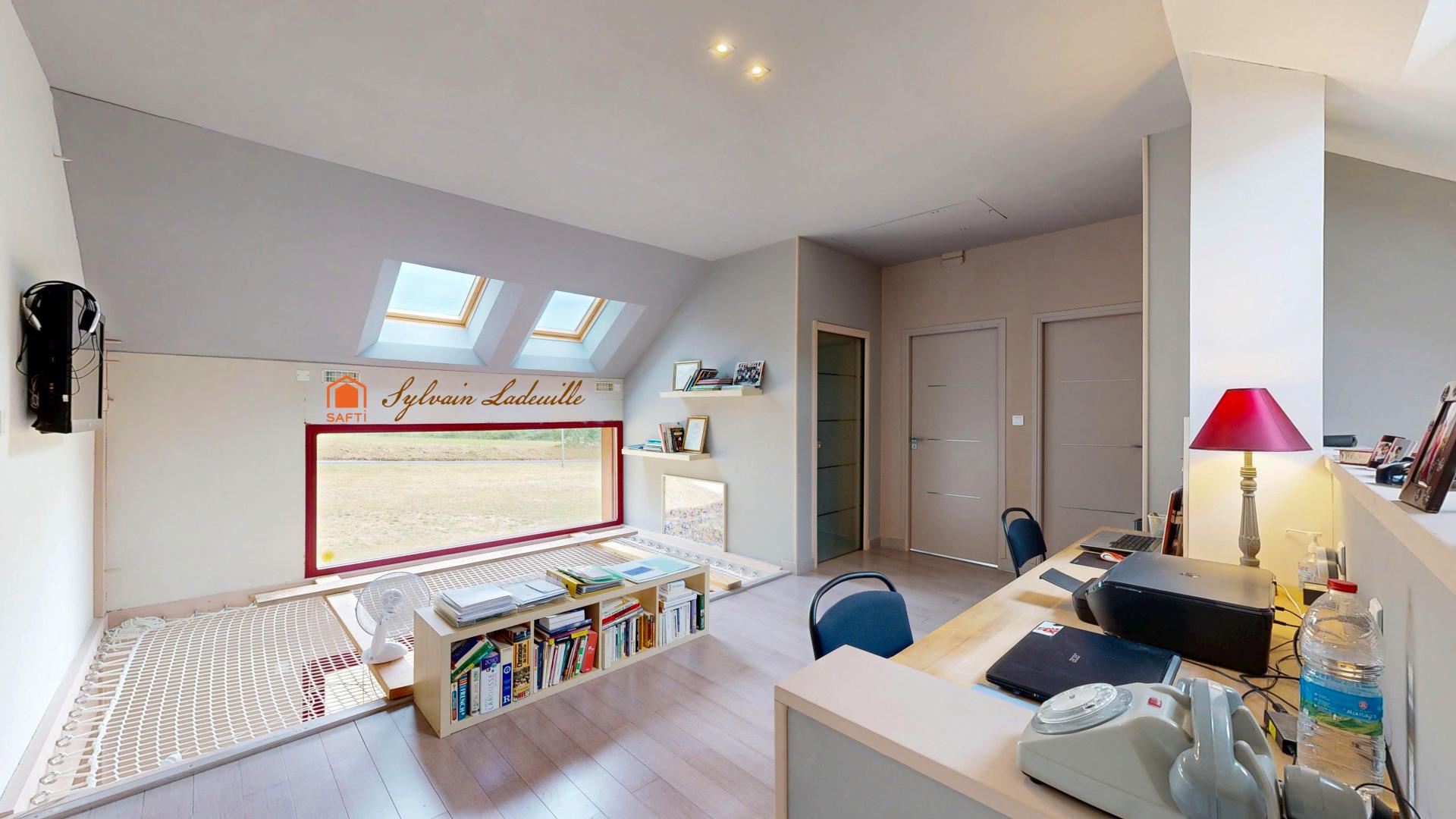 Photo 10 of the listing.