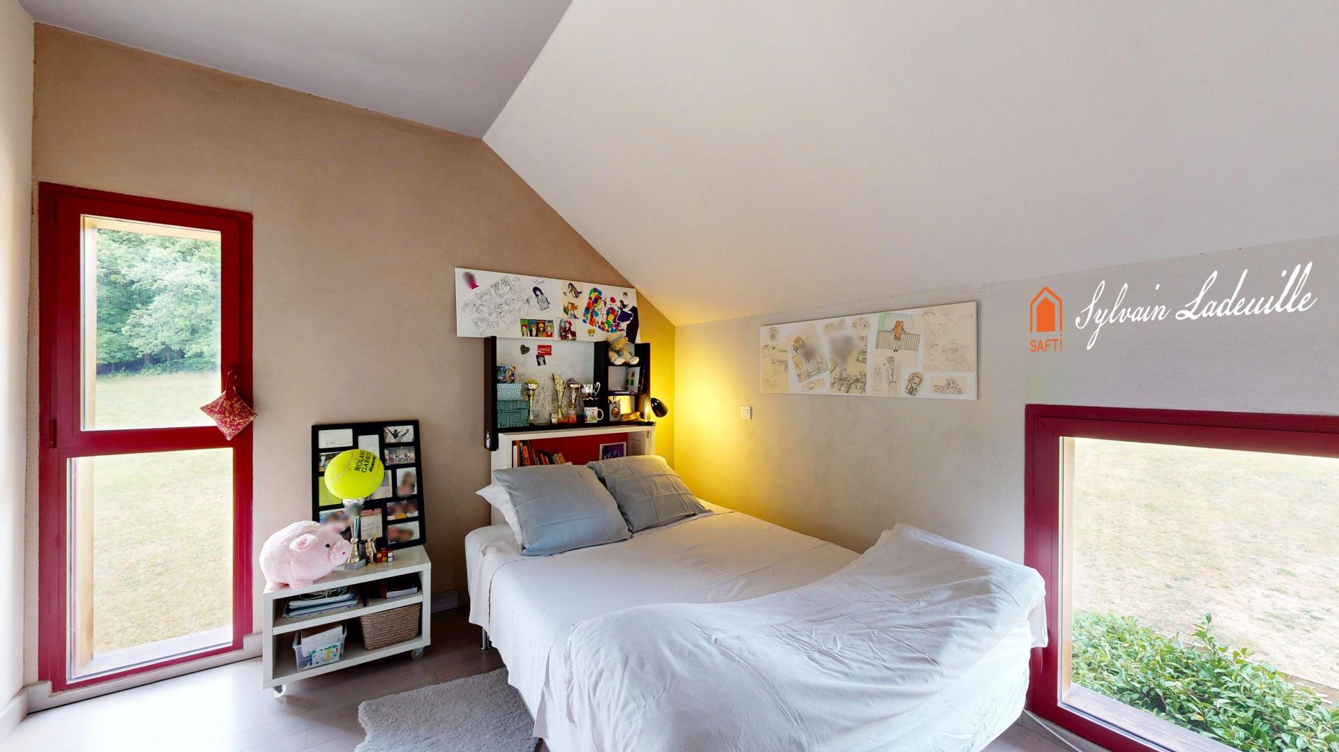 Photo 11 of the listing.