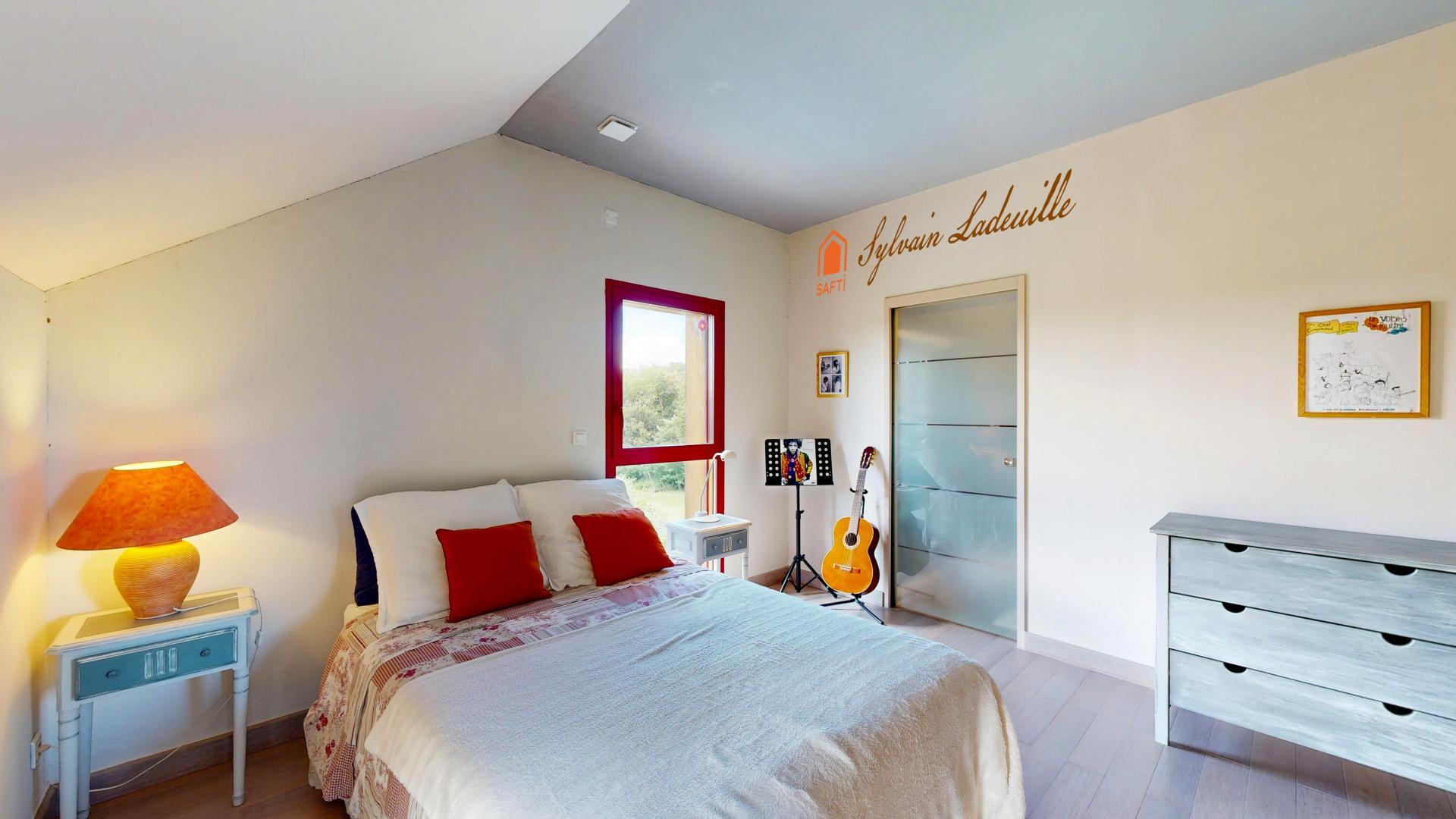 Photo 8 of the listing.