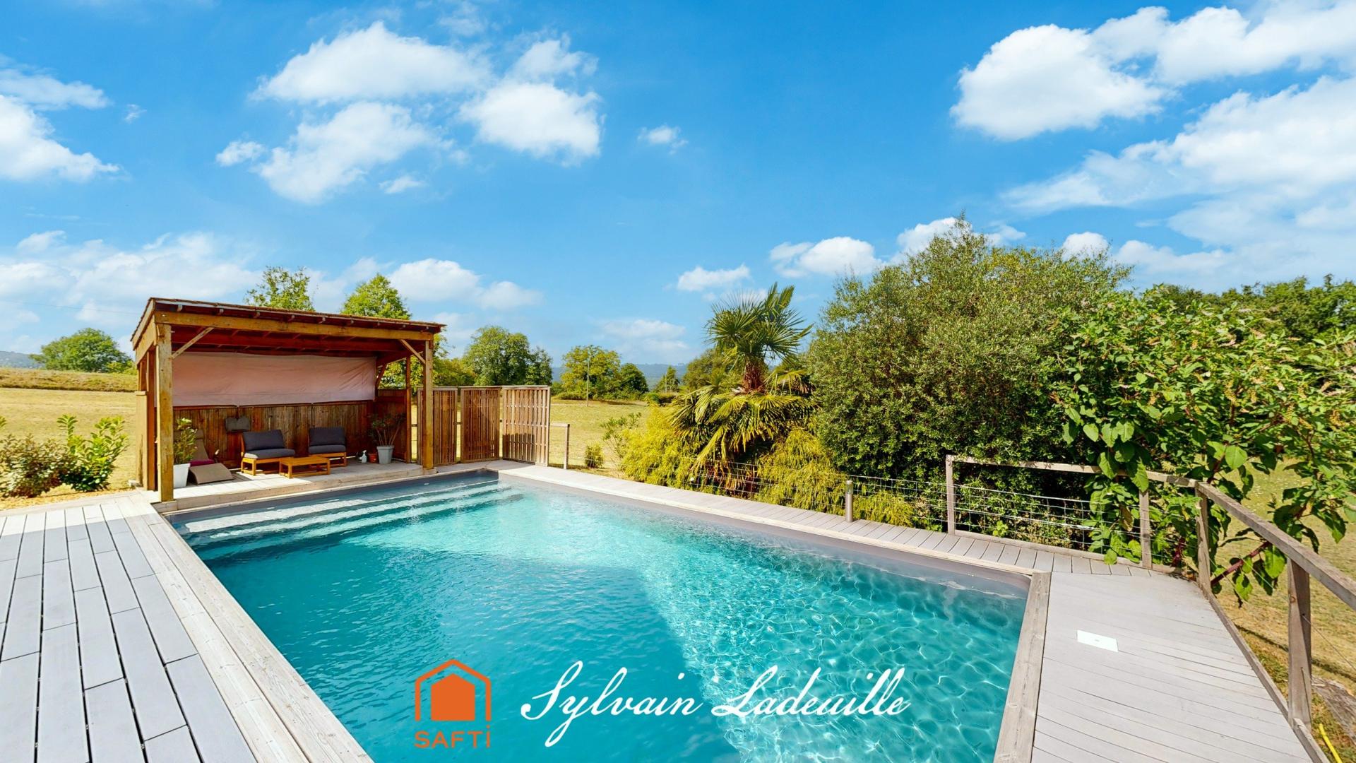 Photo 2 of the listing.