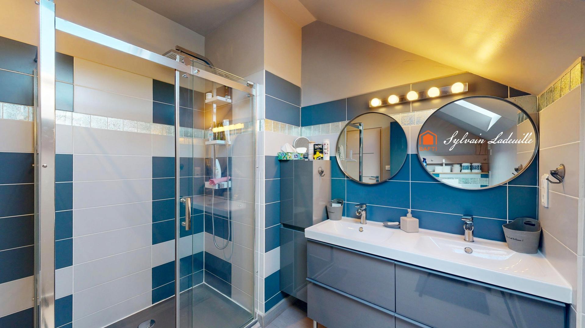 Photo 7 of the listing.