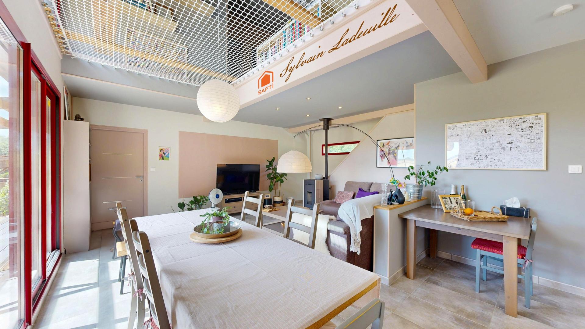 Photo 4 of the listing.