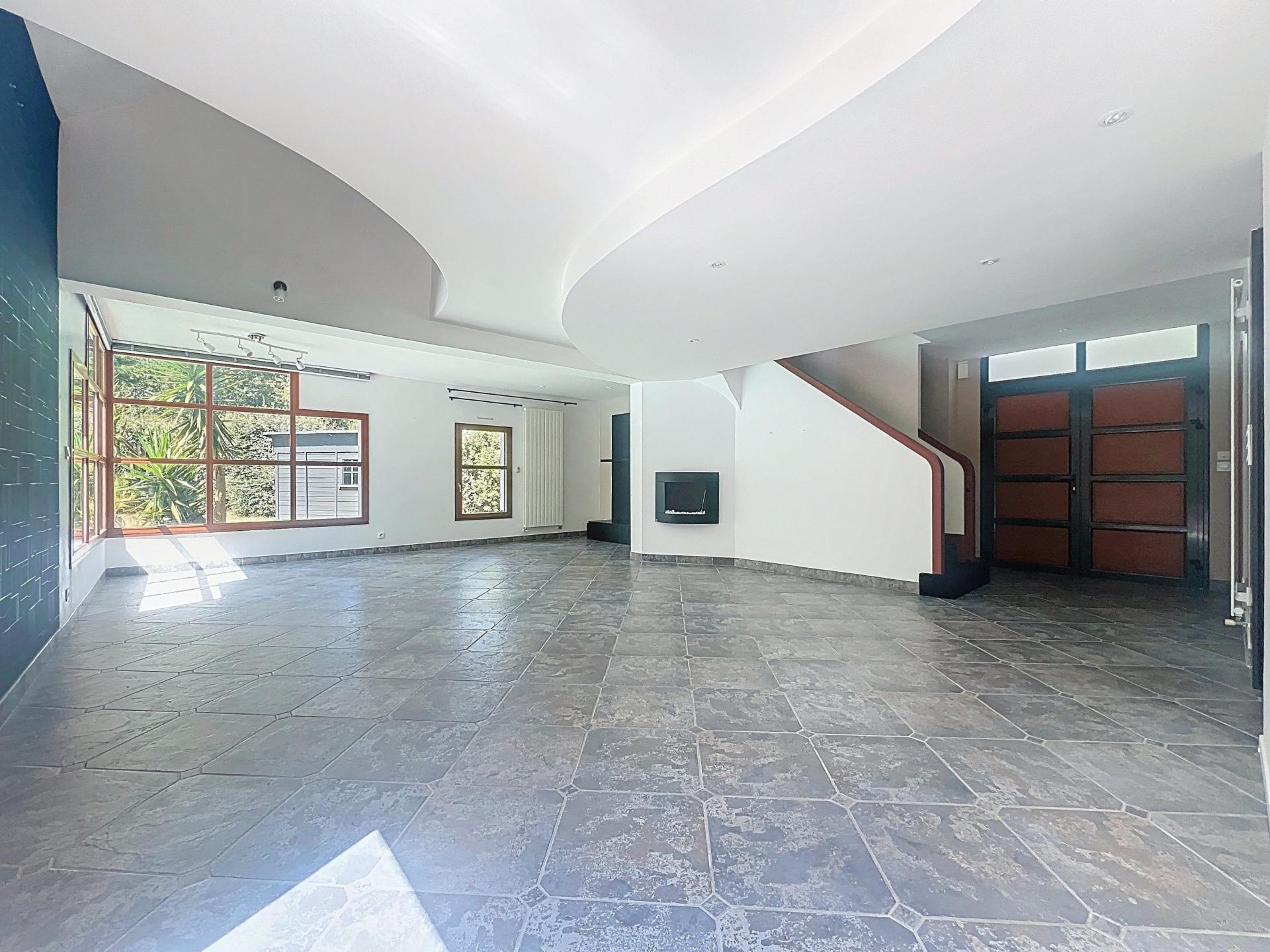 Photo 2 of the listing.