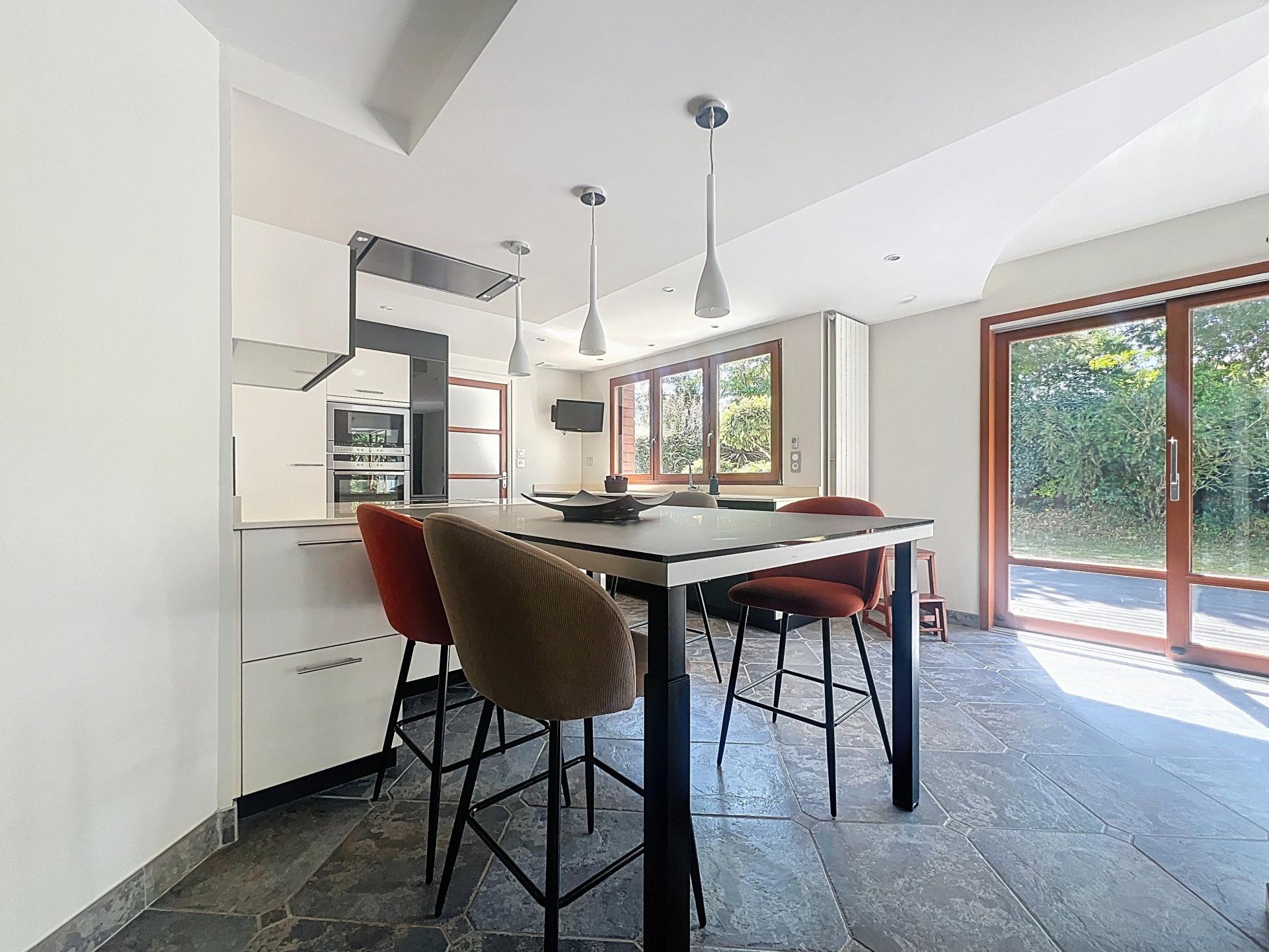 Photo 7 of the listing.