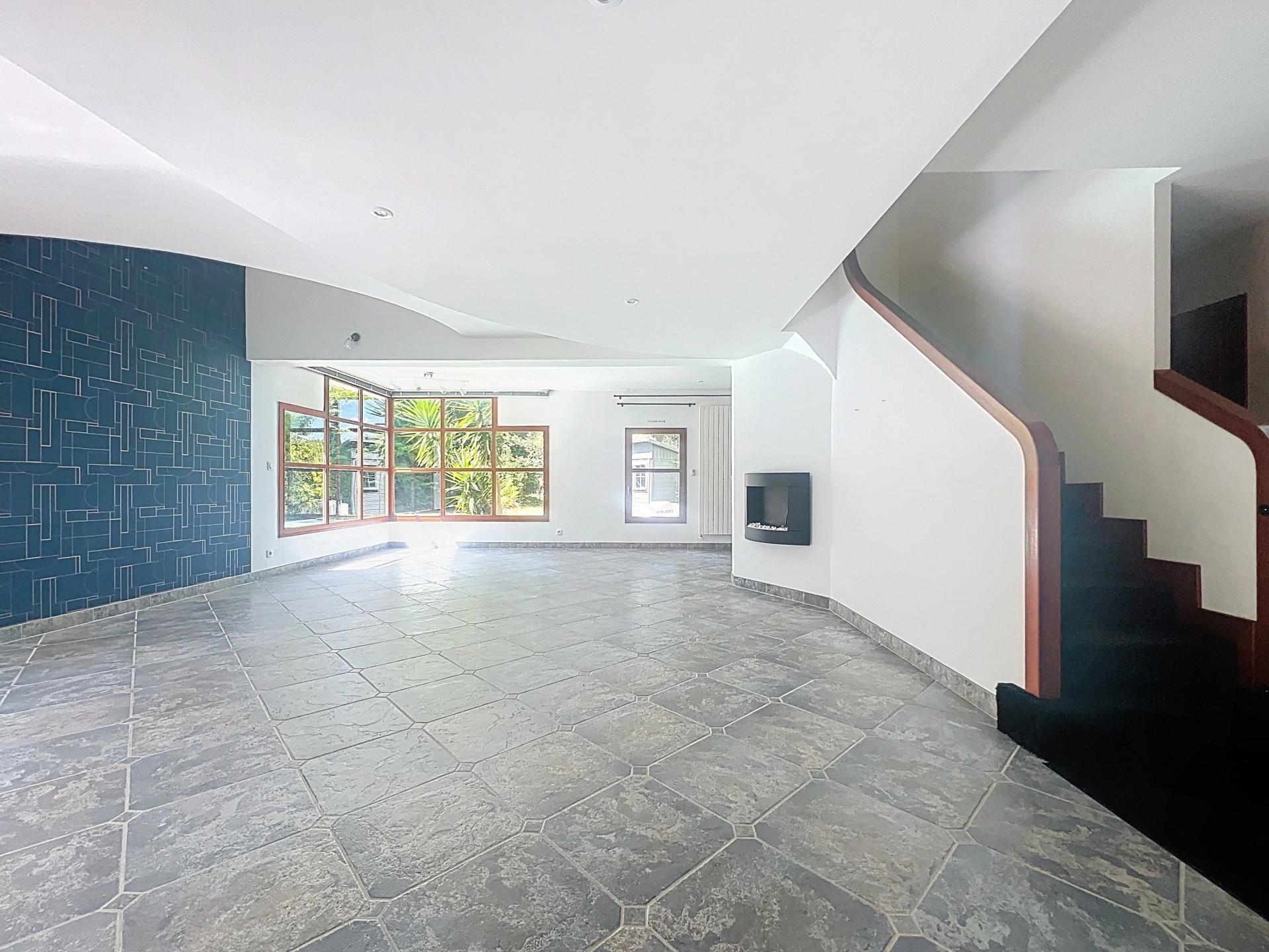 Photo 3 of the listing.