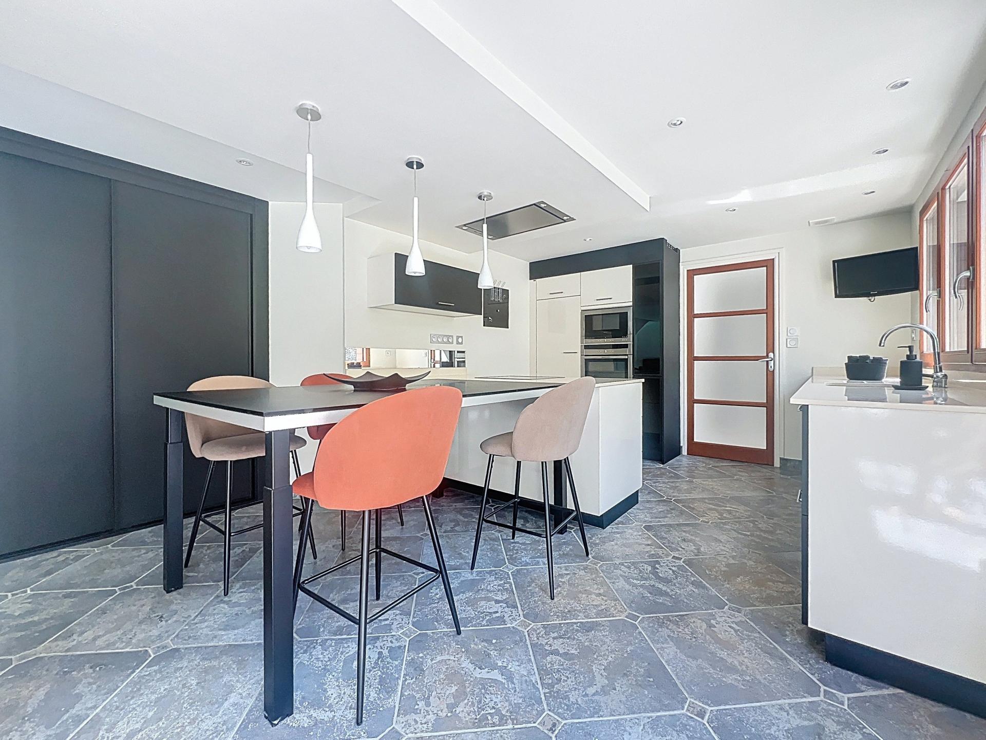 Photo 6 of the listing.