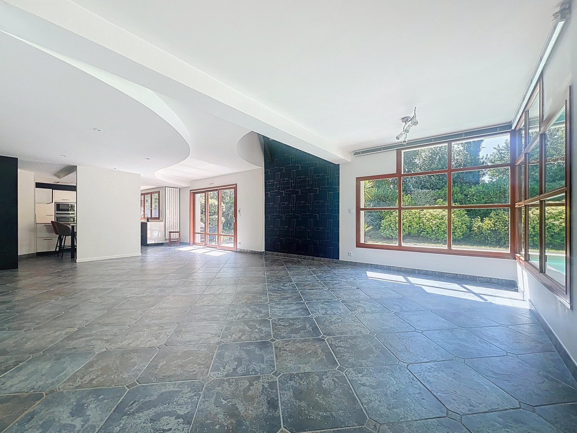 Photo 5 of the listing.