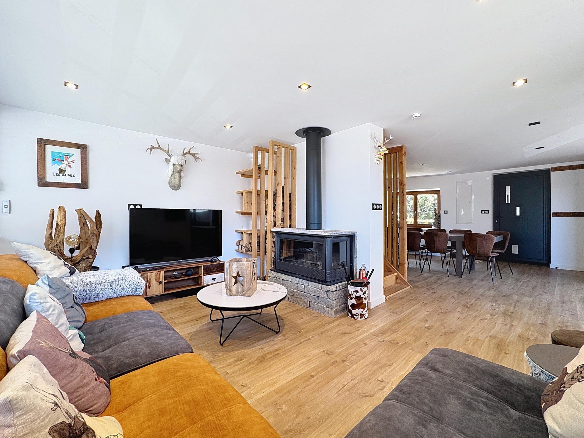 Photo 2 of the listing.