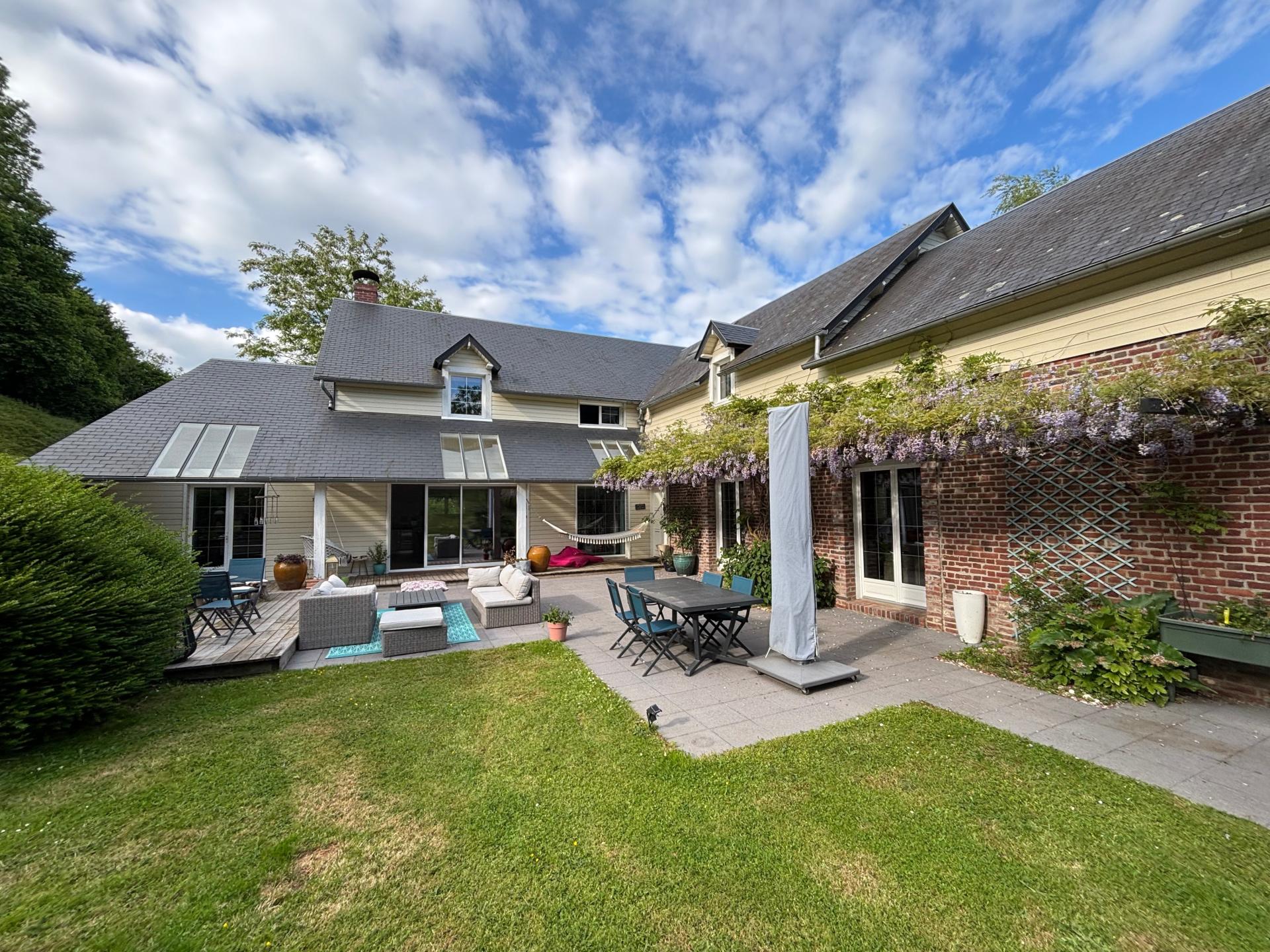 Photo 2 of the listing.