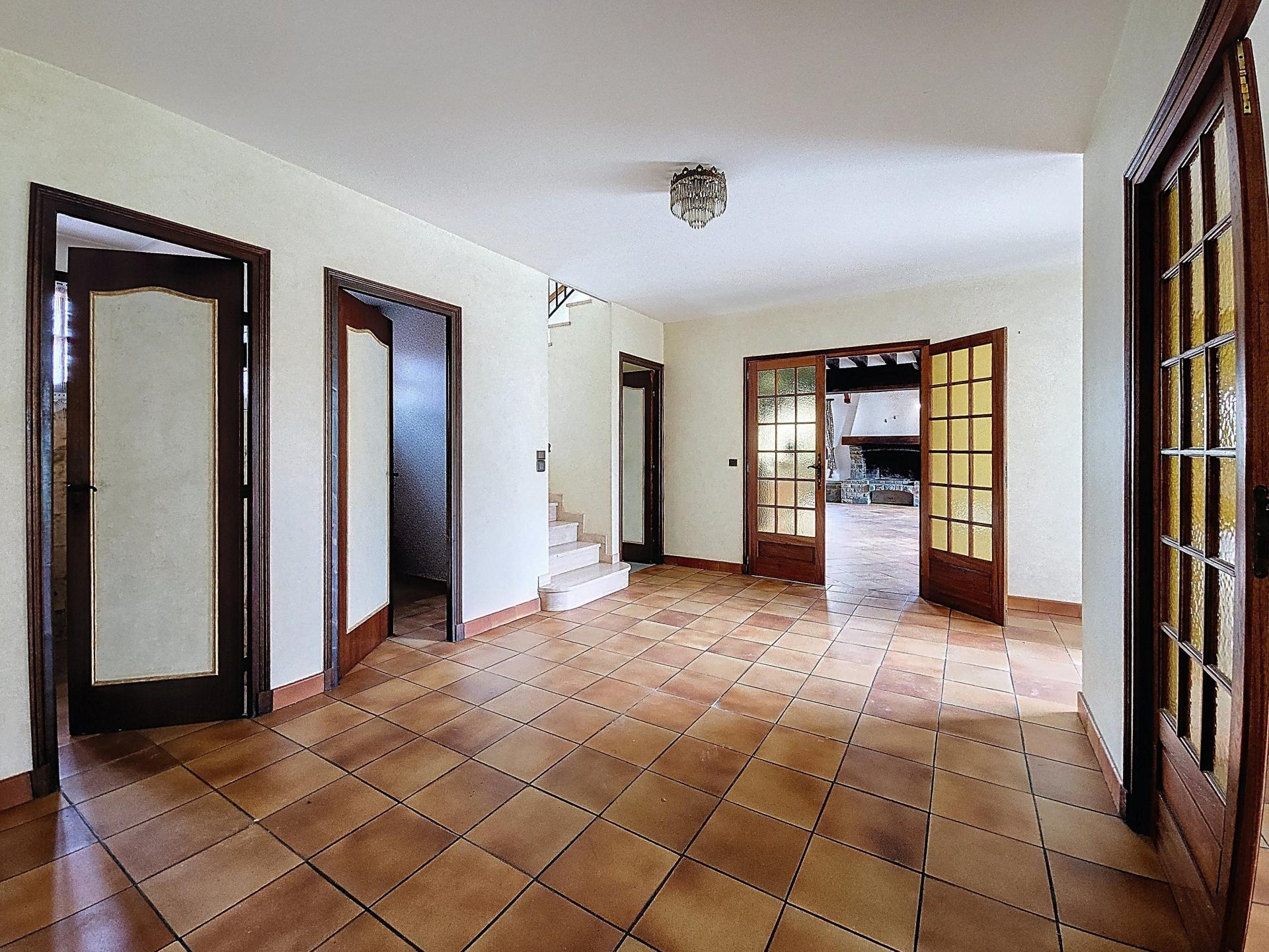 Photo 2 of the listing.